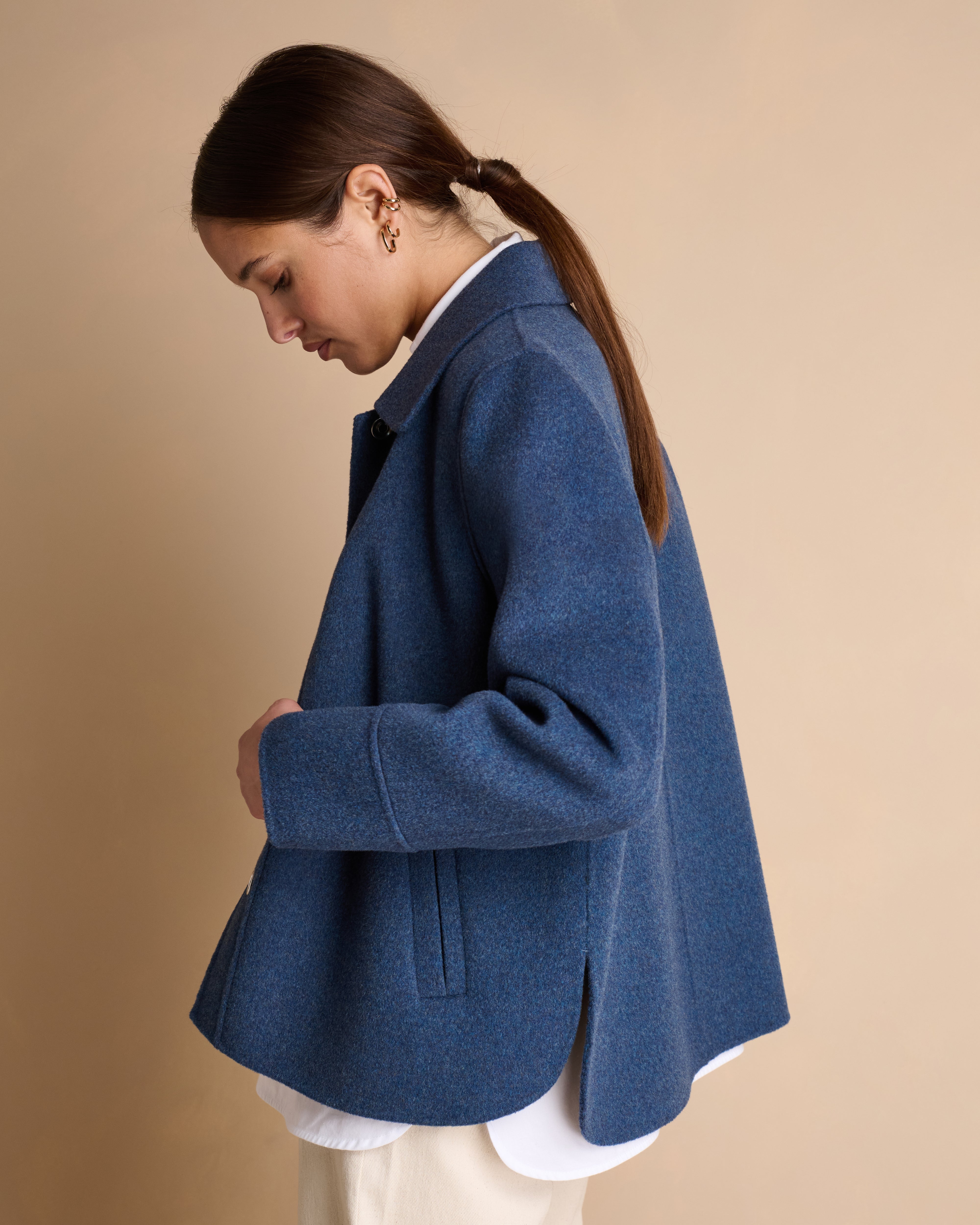 Veste courte bleue boutonnée en laine double face