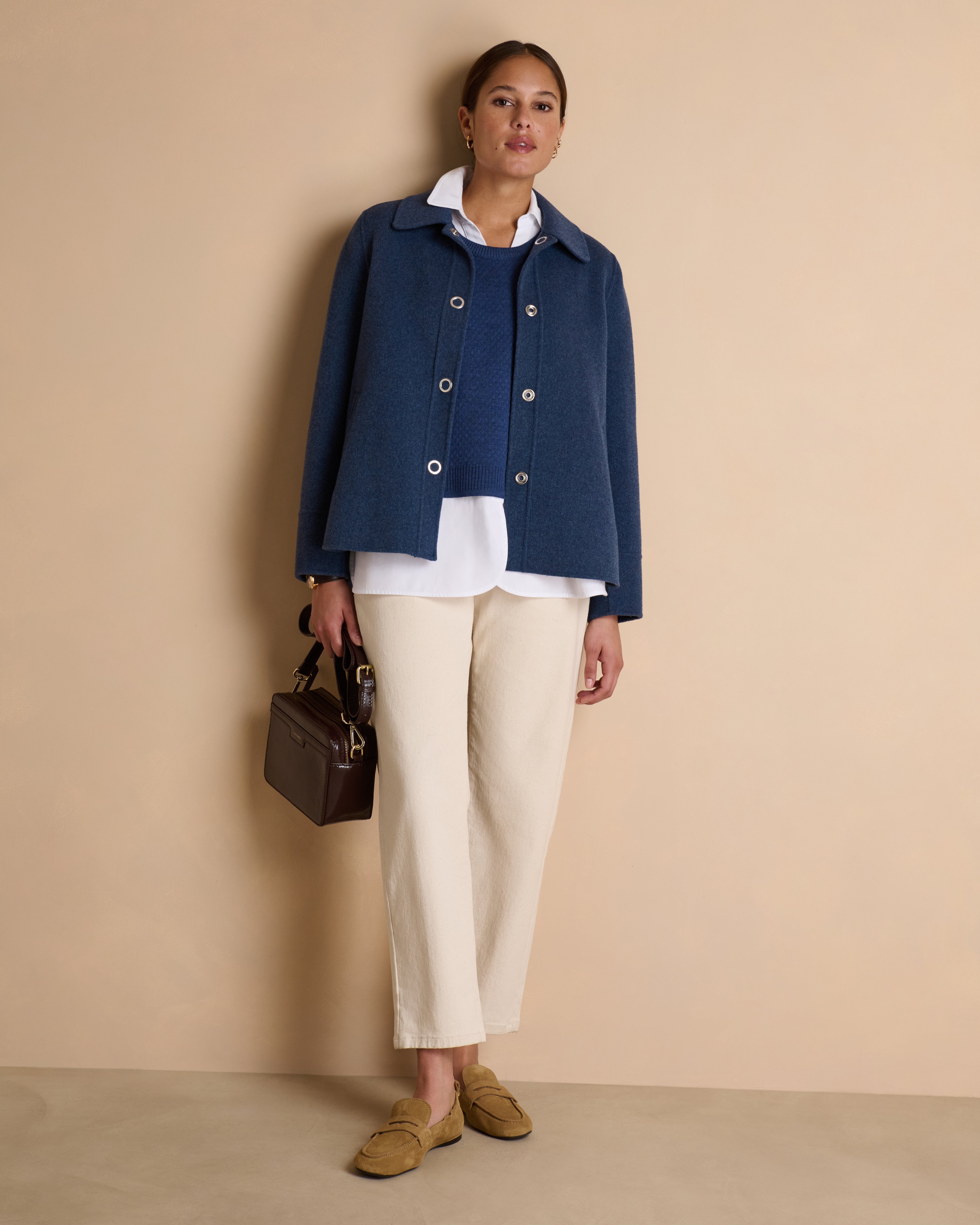 Veste courte bleue boutonnée en laine double face