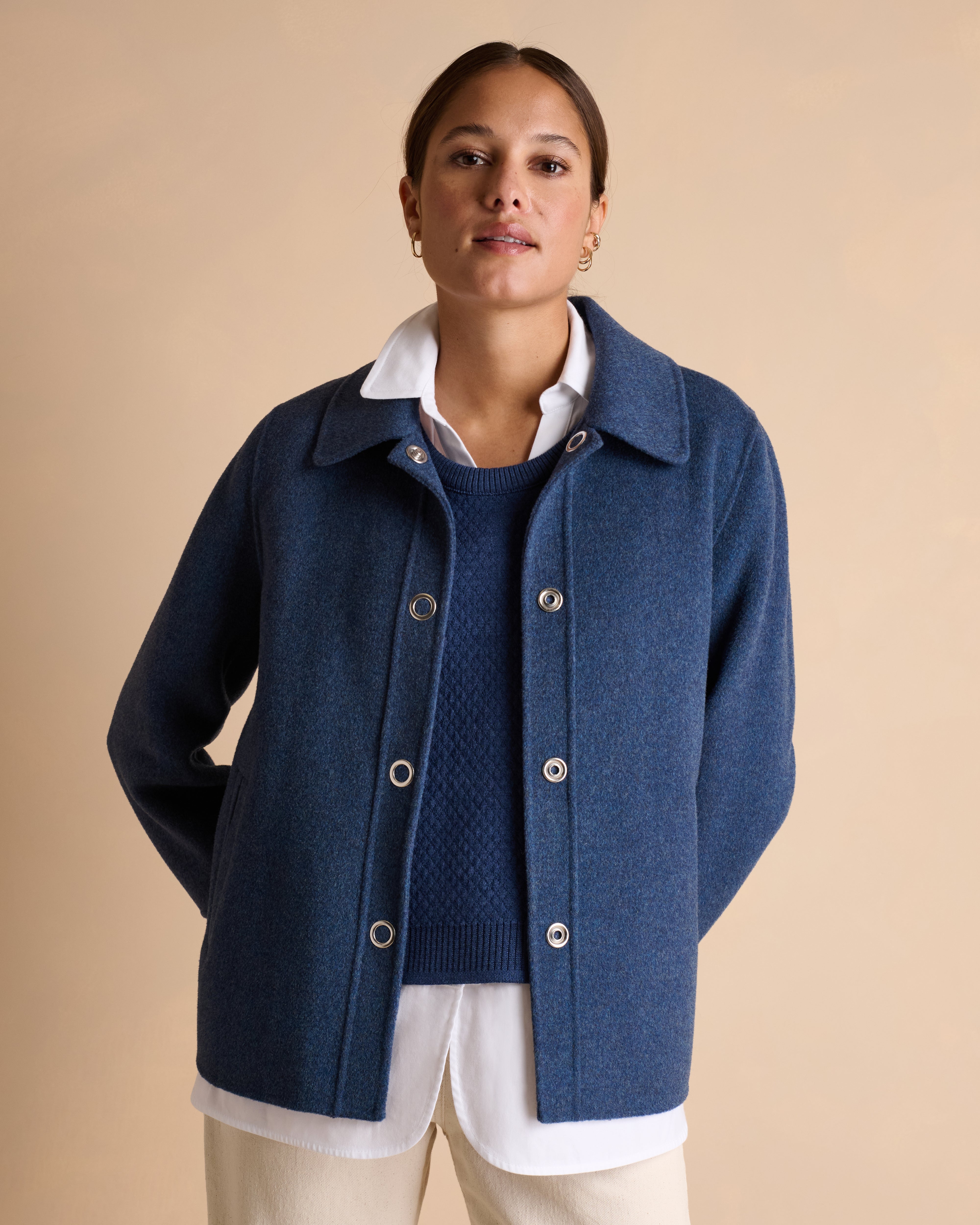 Veste courte bleue boutonnée en laine double face