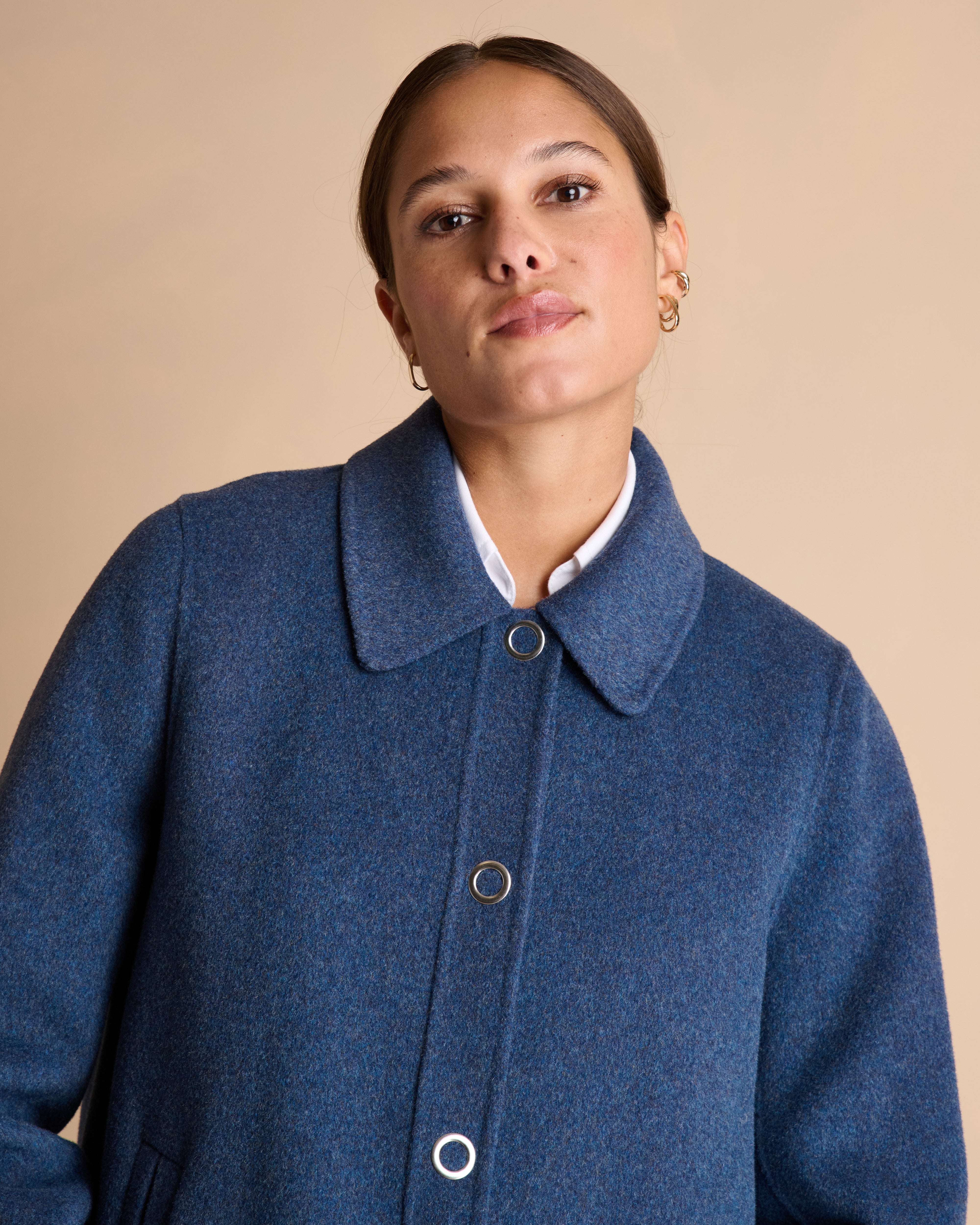 Veste courte bleue boutonnée en laine double face