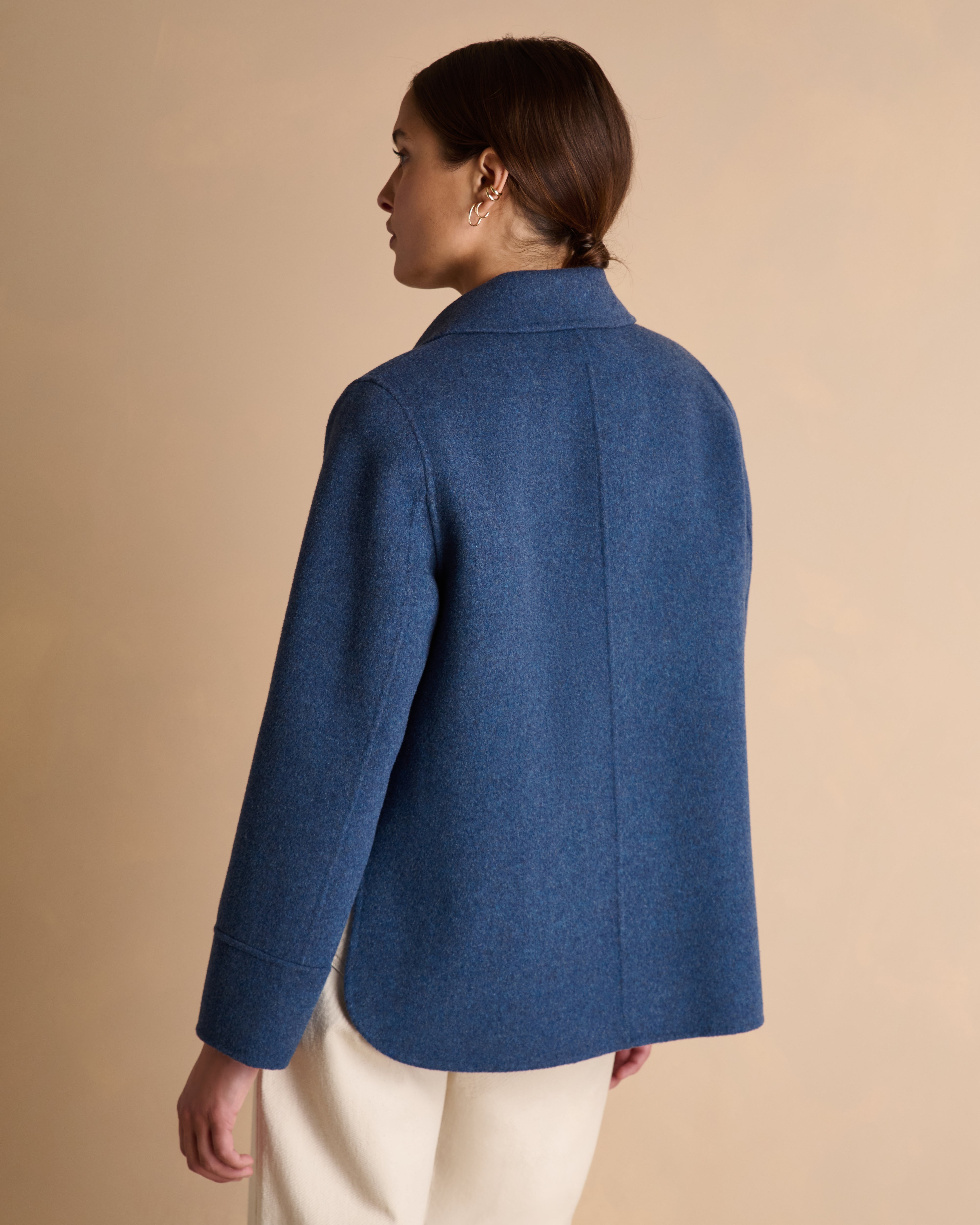 Veste courte bleue boutonnée en laine double face