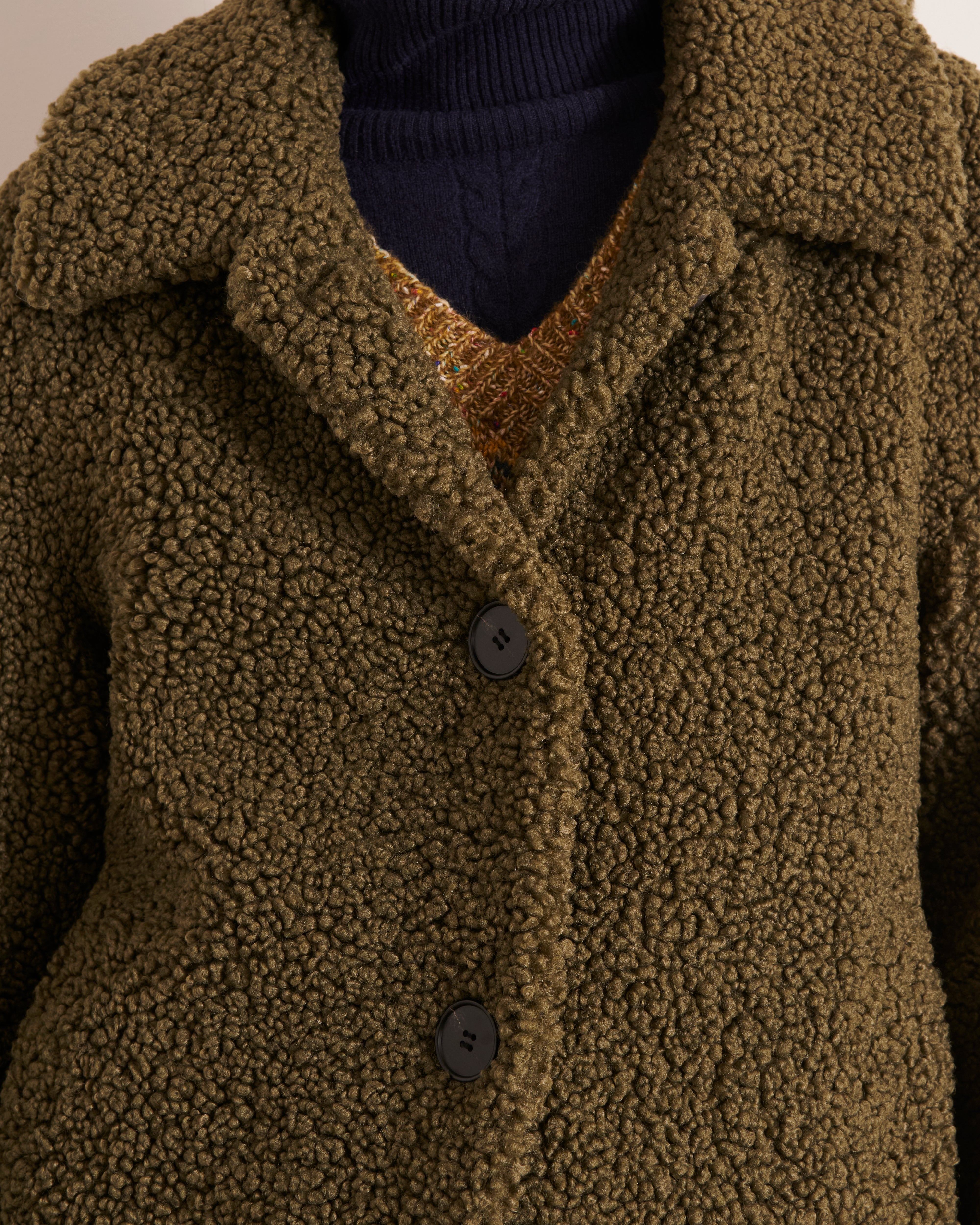 manteau court en fausse fourrure bouclette kaki