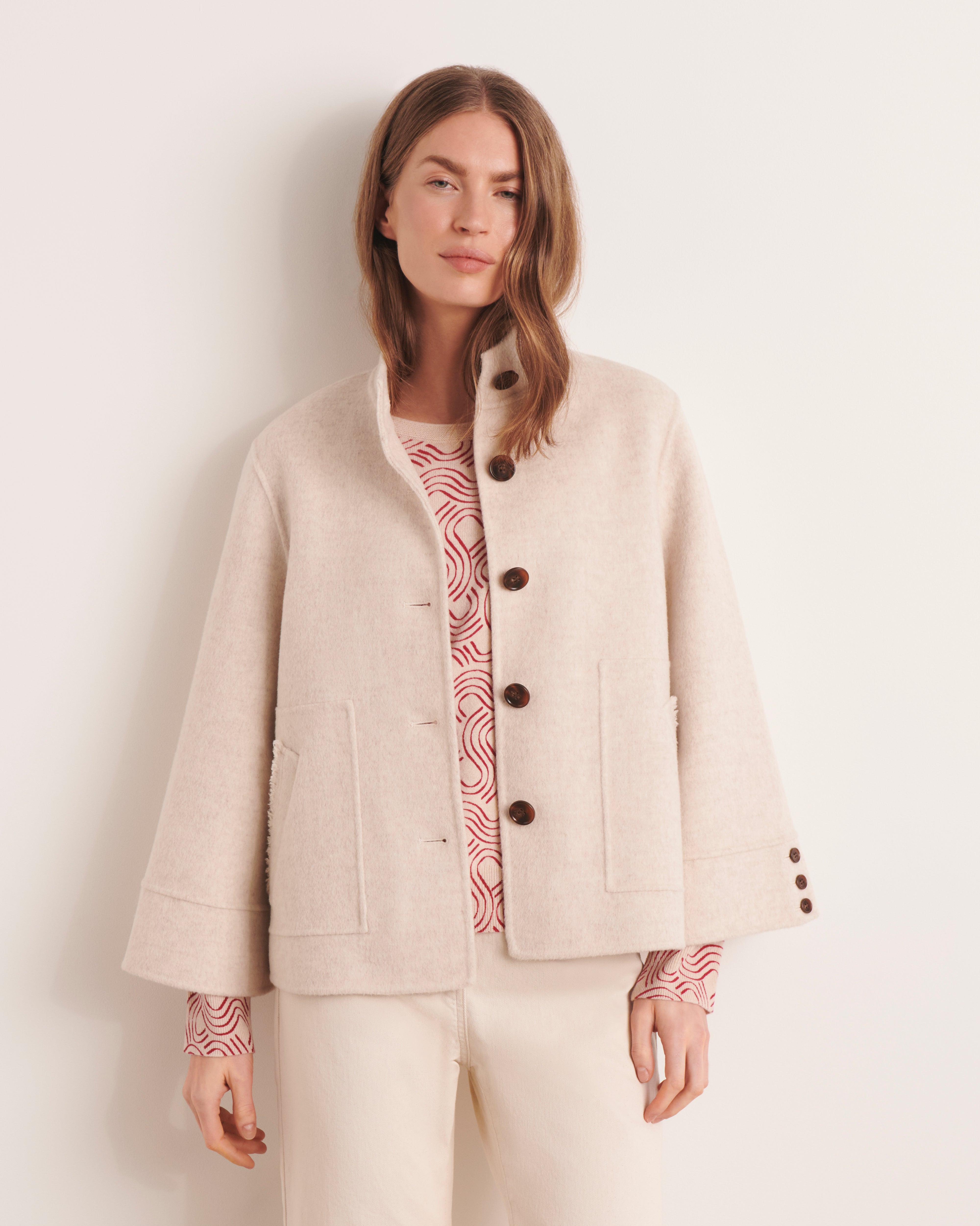 Manteau court boutonné blanc cassé en laine double face