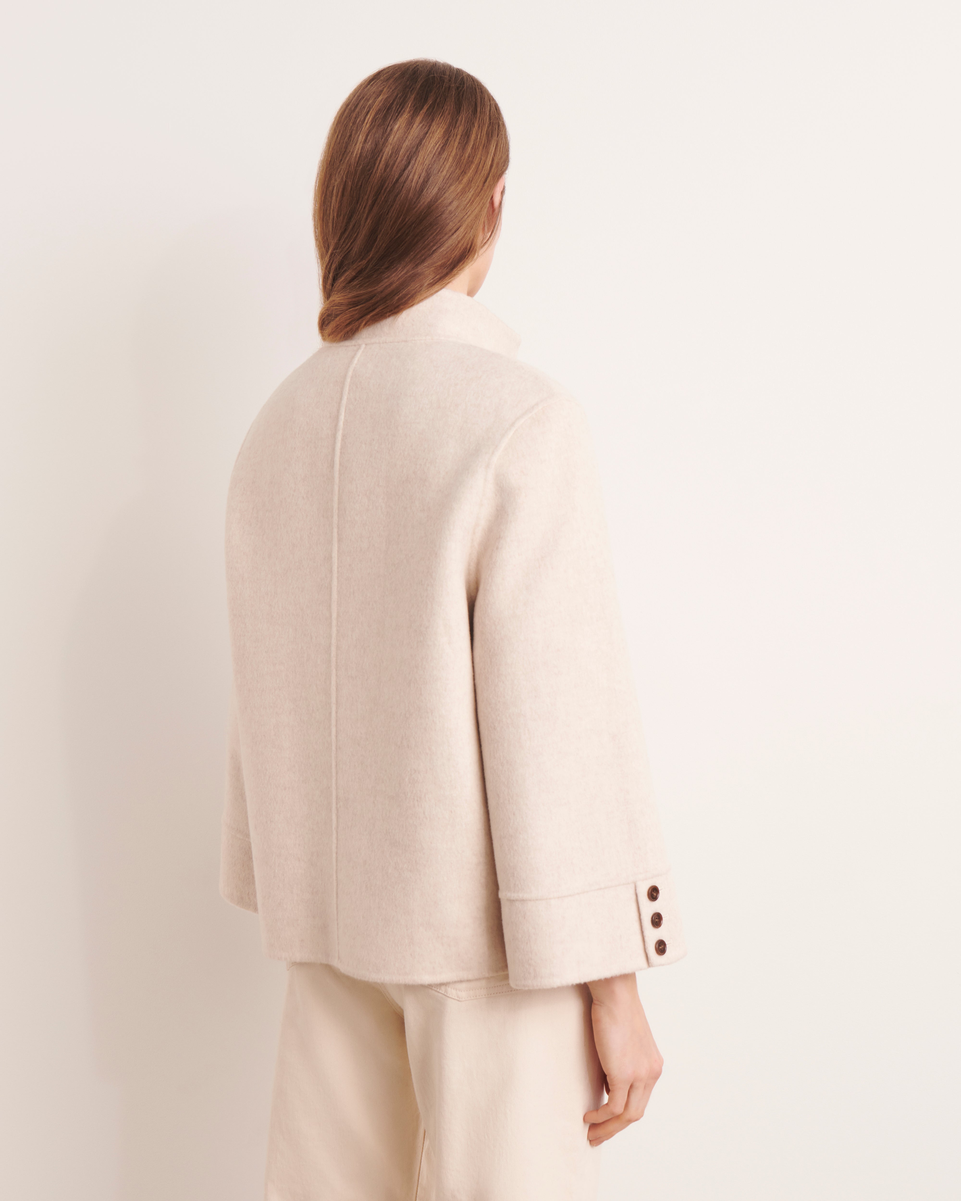 Manteau court boutonné blanc cassé en laine double face