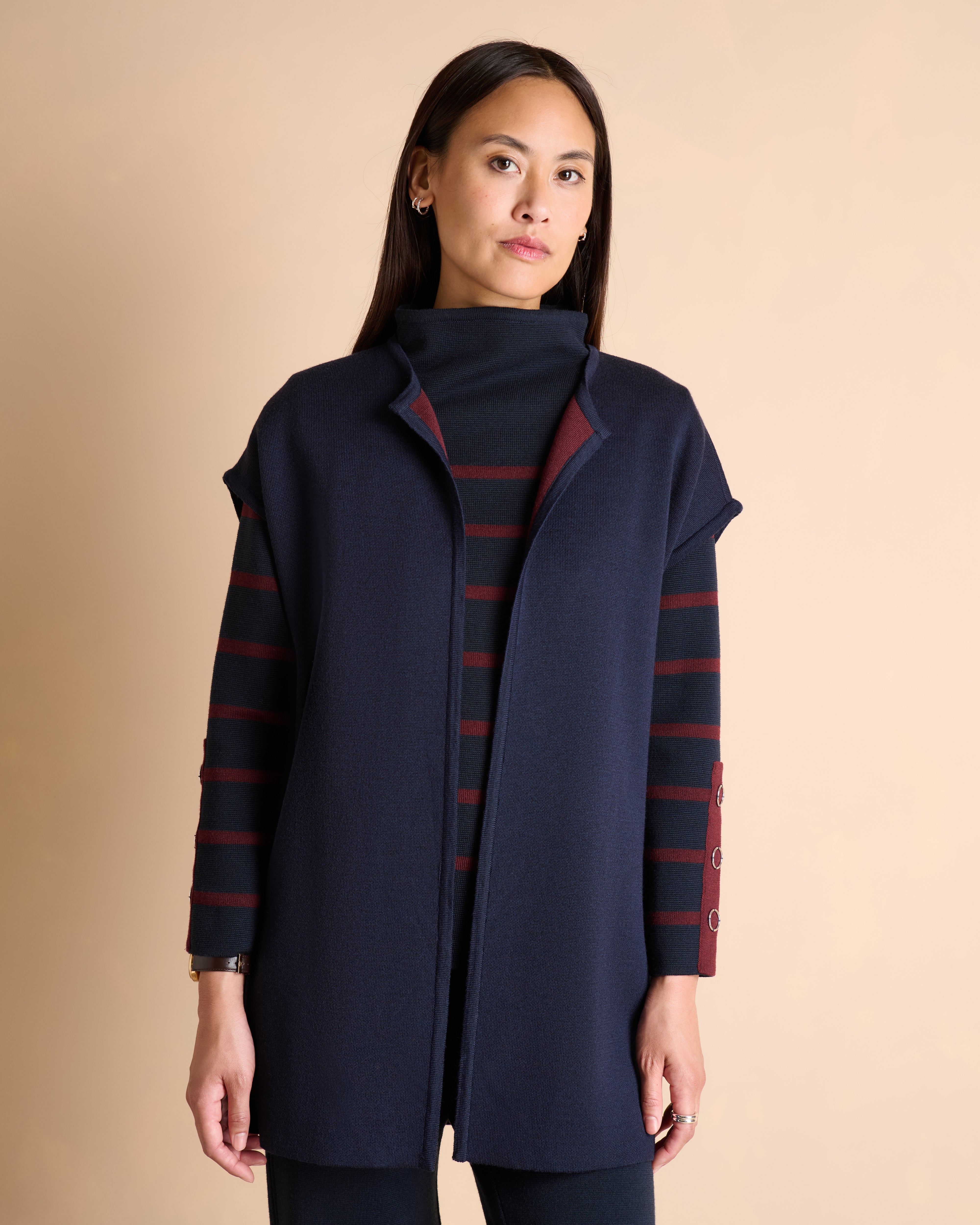 Manteau réversible bleu marine et bordeaux sans manches en laine