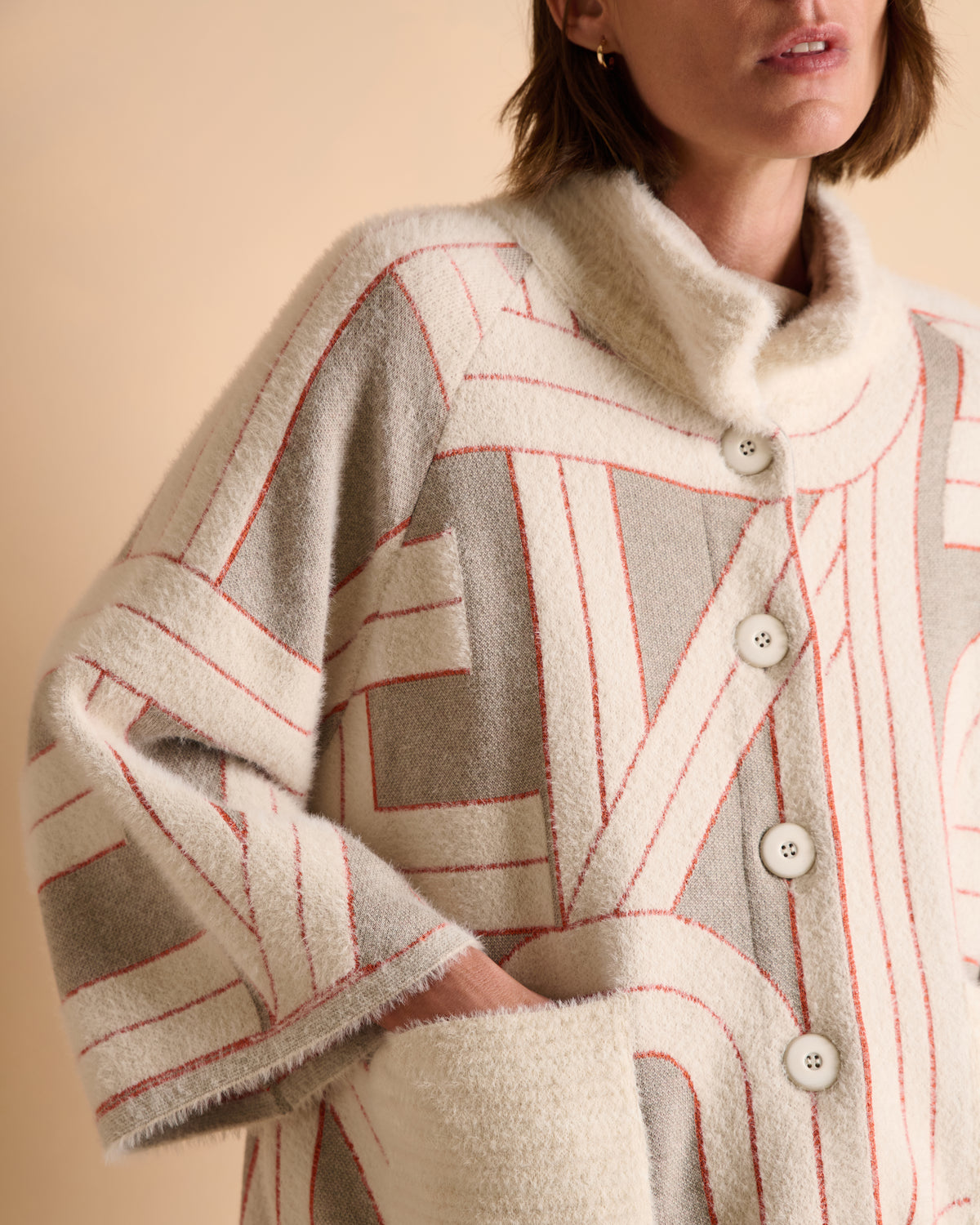 Manteau court beige en jacquard col montant