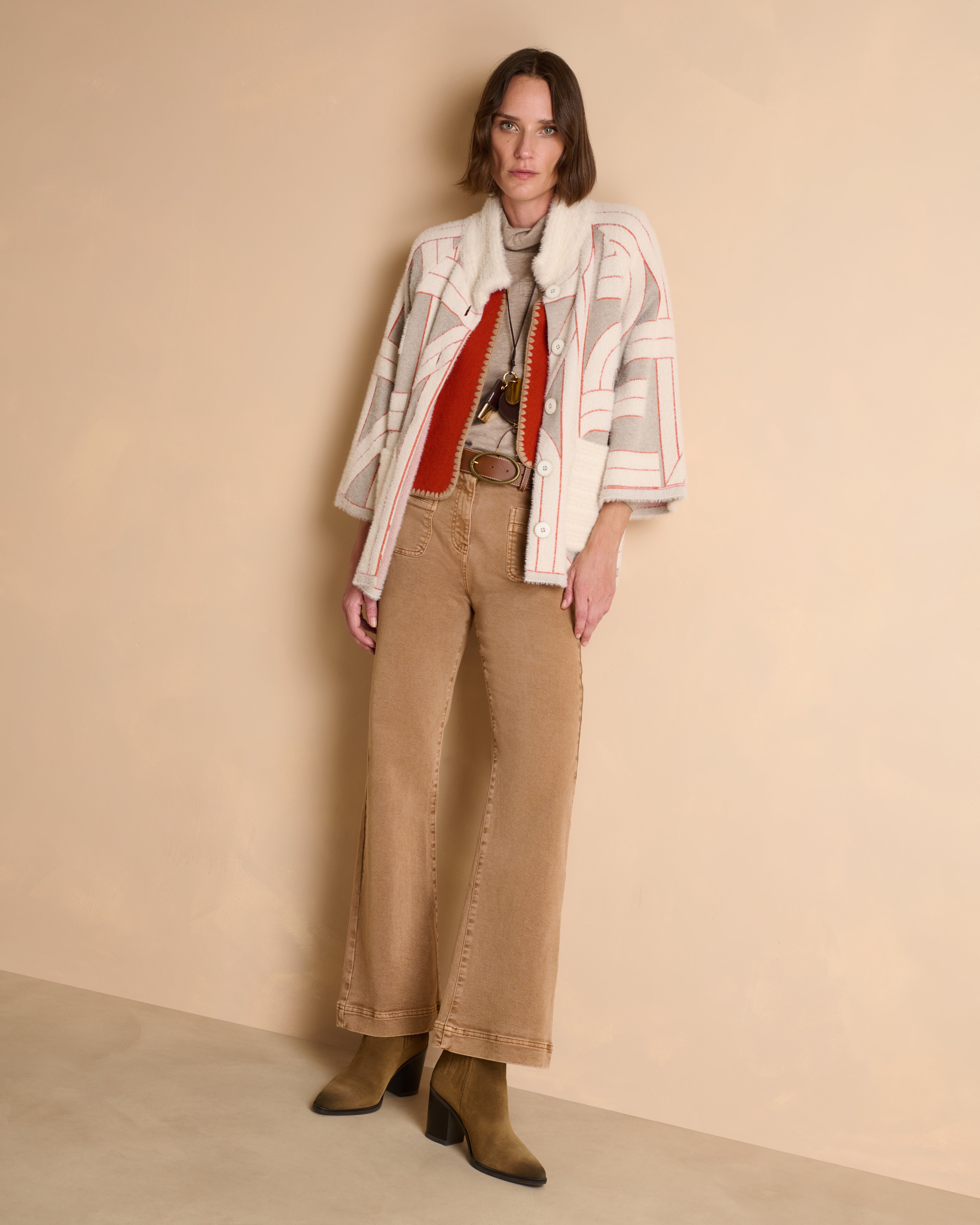 Manteau court beige en jacquard col montant
