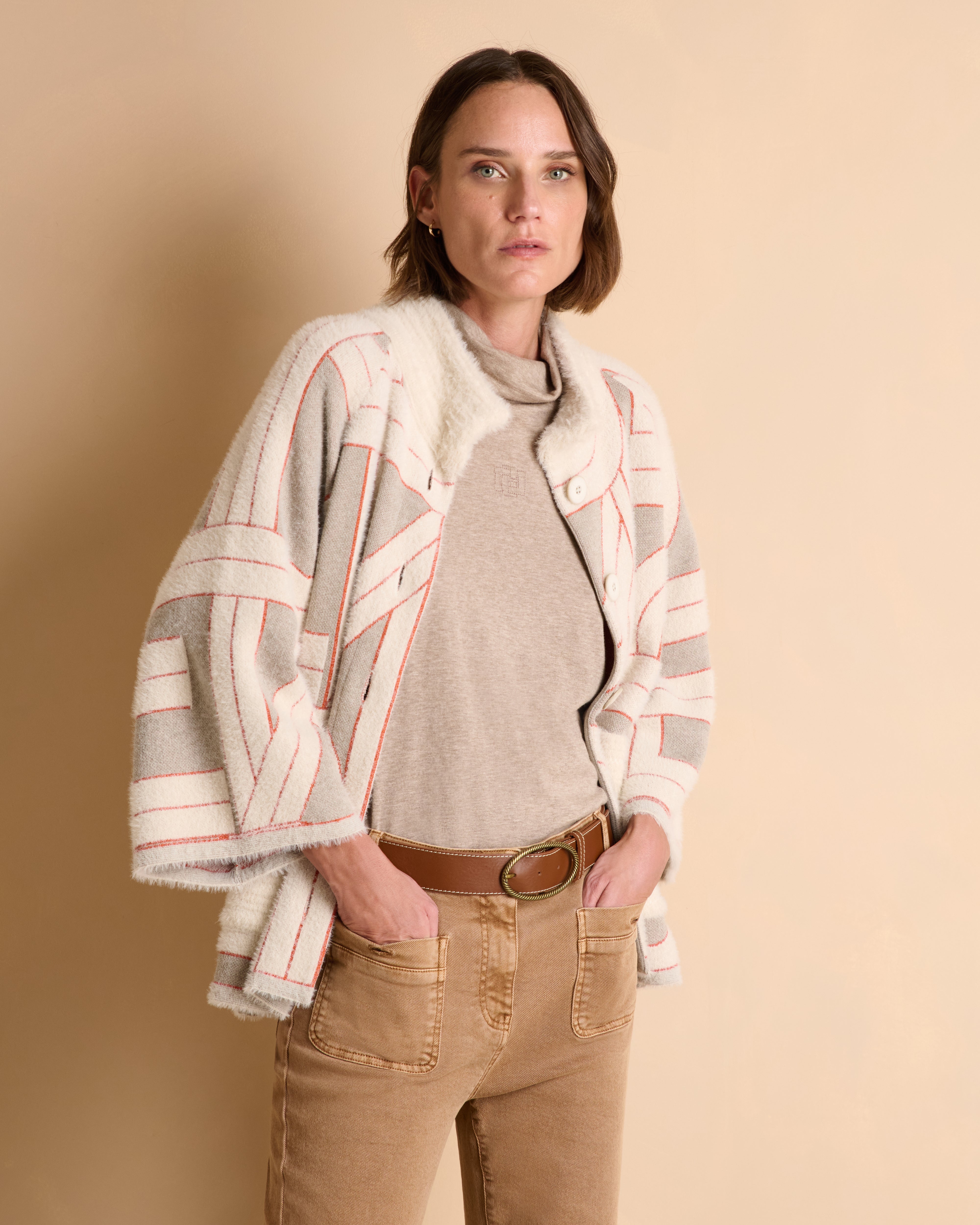 Manteau court beige en jacquard col montant