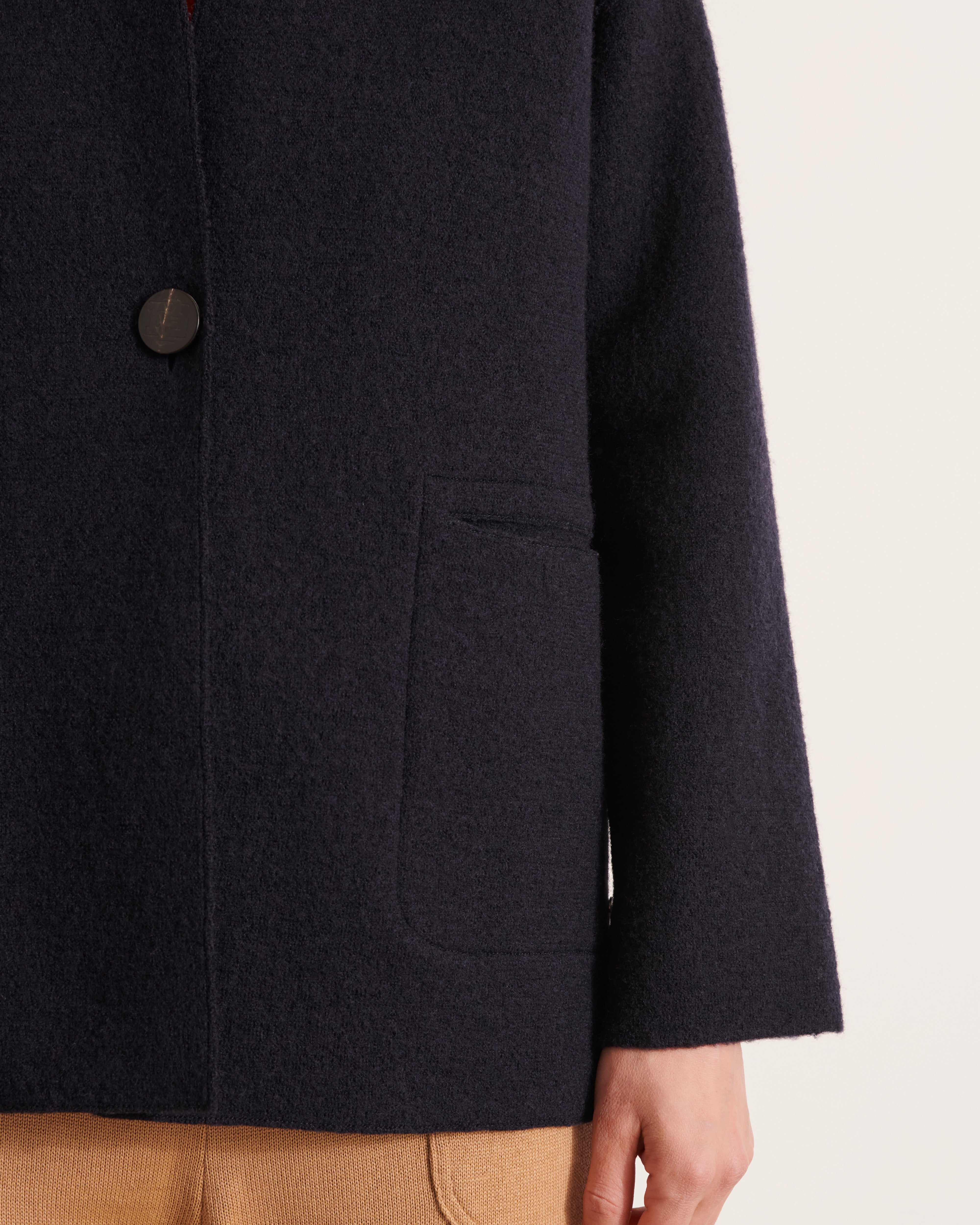 Manteau court en laine bouillie bleu marine