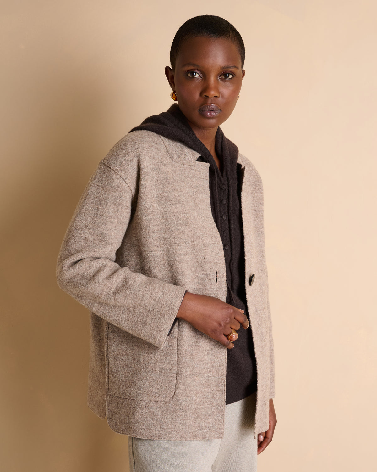 Manteau court beige en laine bouillie col montant