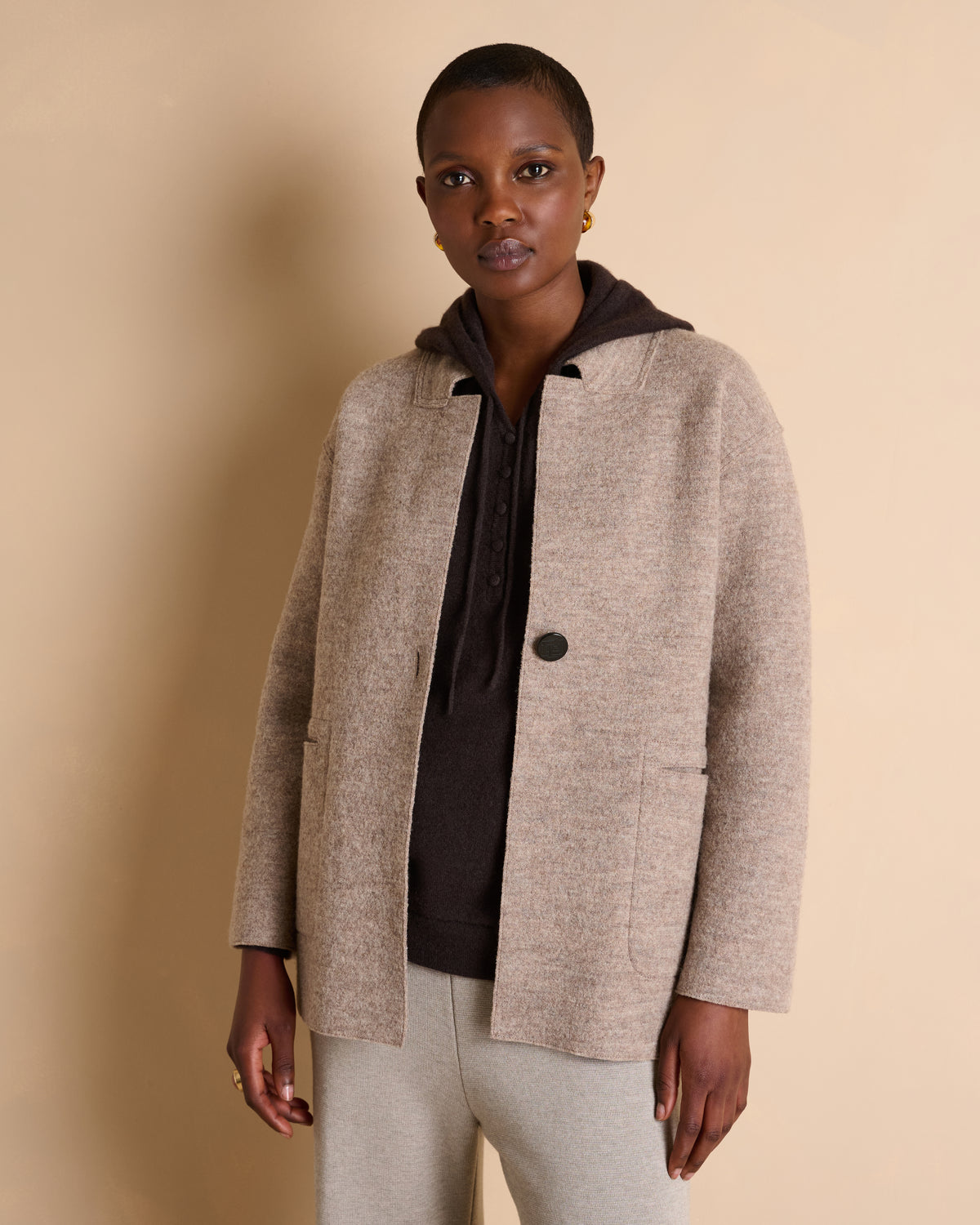 Manteau court beige en laine bouillie col montant