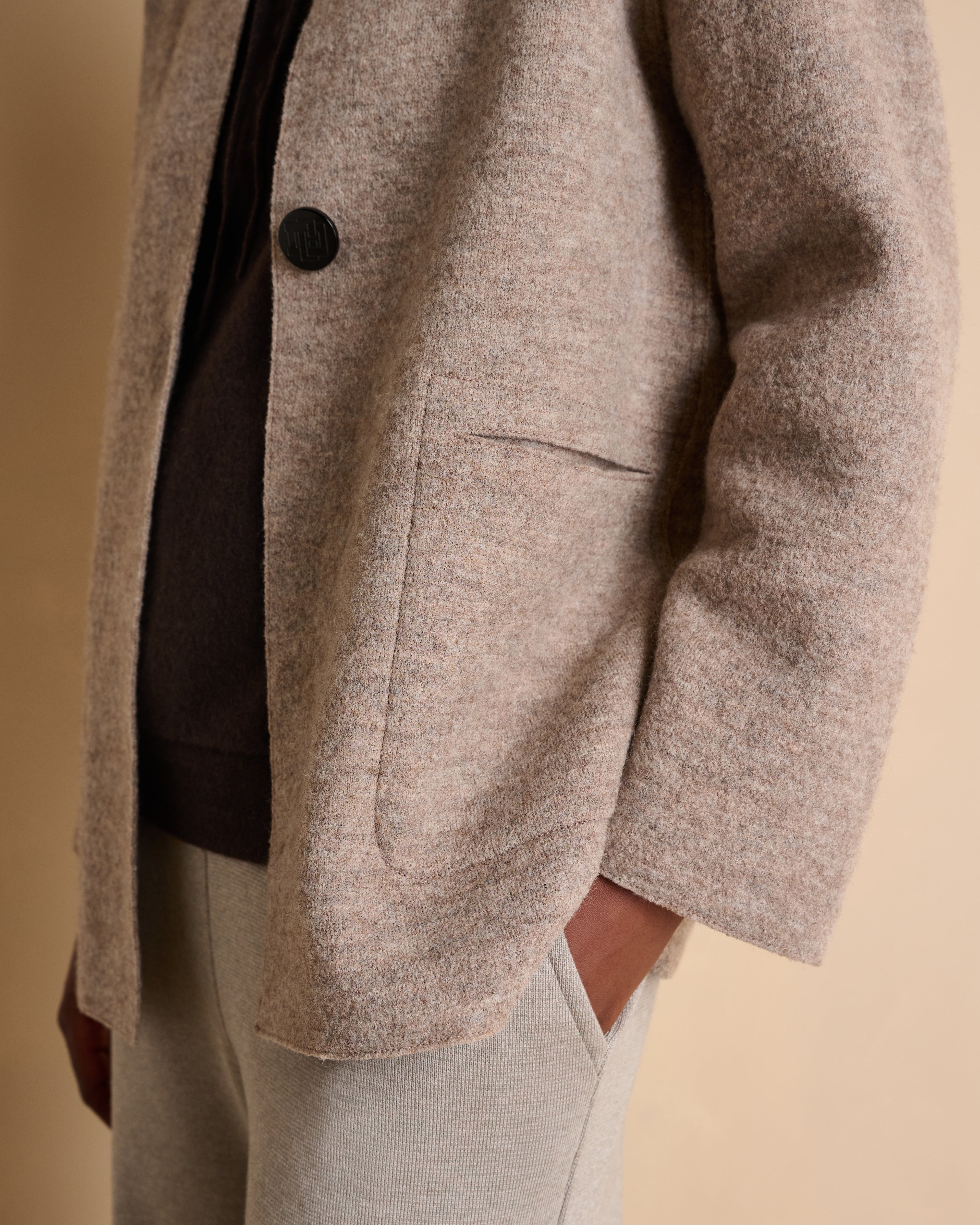 Manteau court beige en laine bouillie col montant