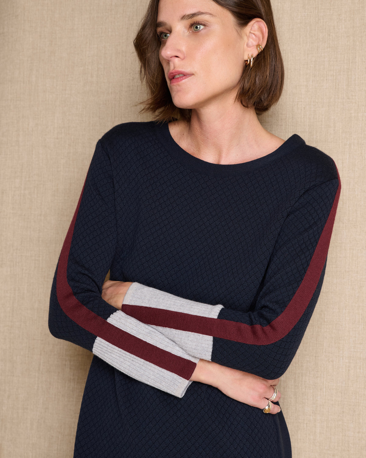 Robe courte bleu marine en laine col rond 