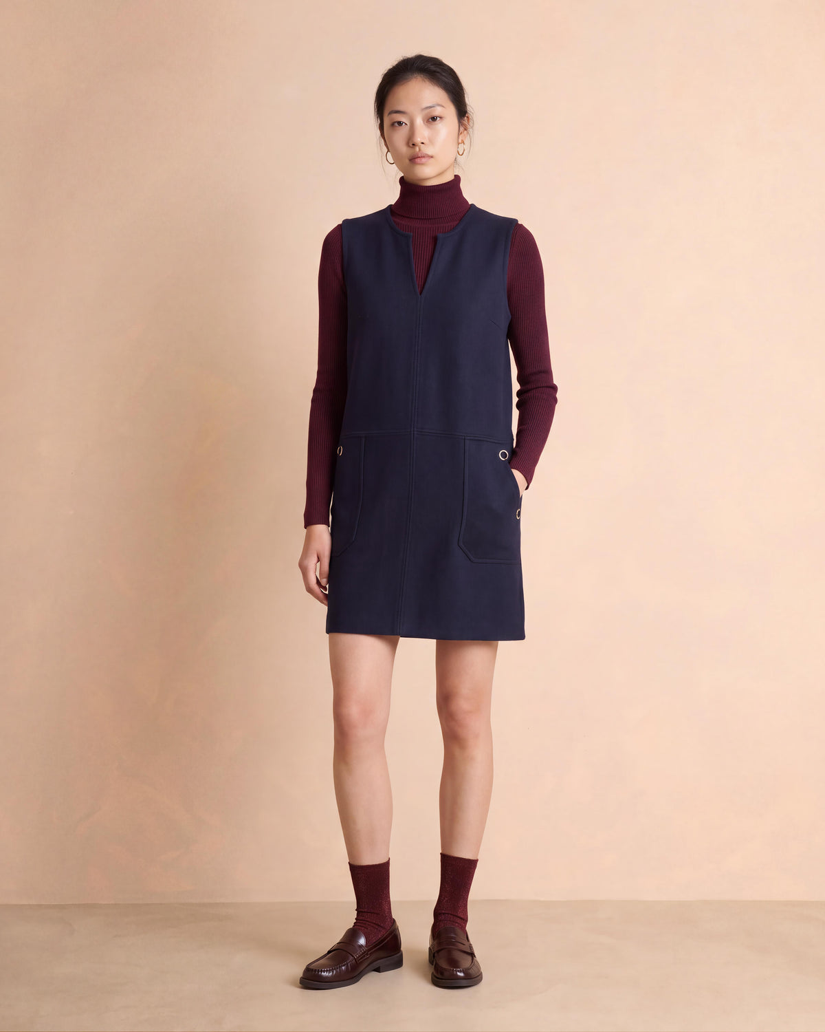 Robe courte bleu marine en laine sans manches col V OMELIA1927/14065/886