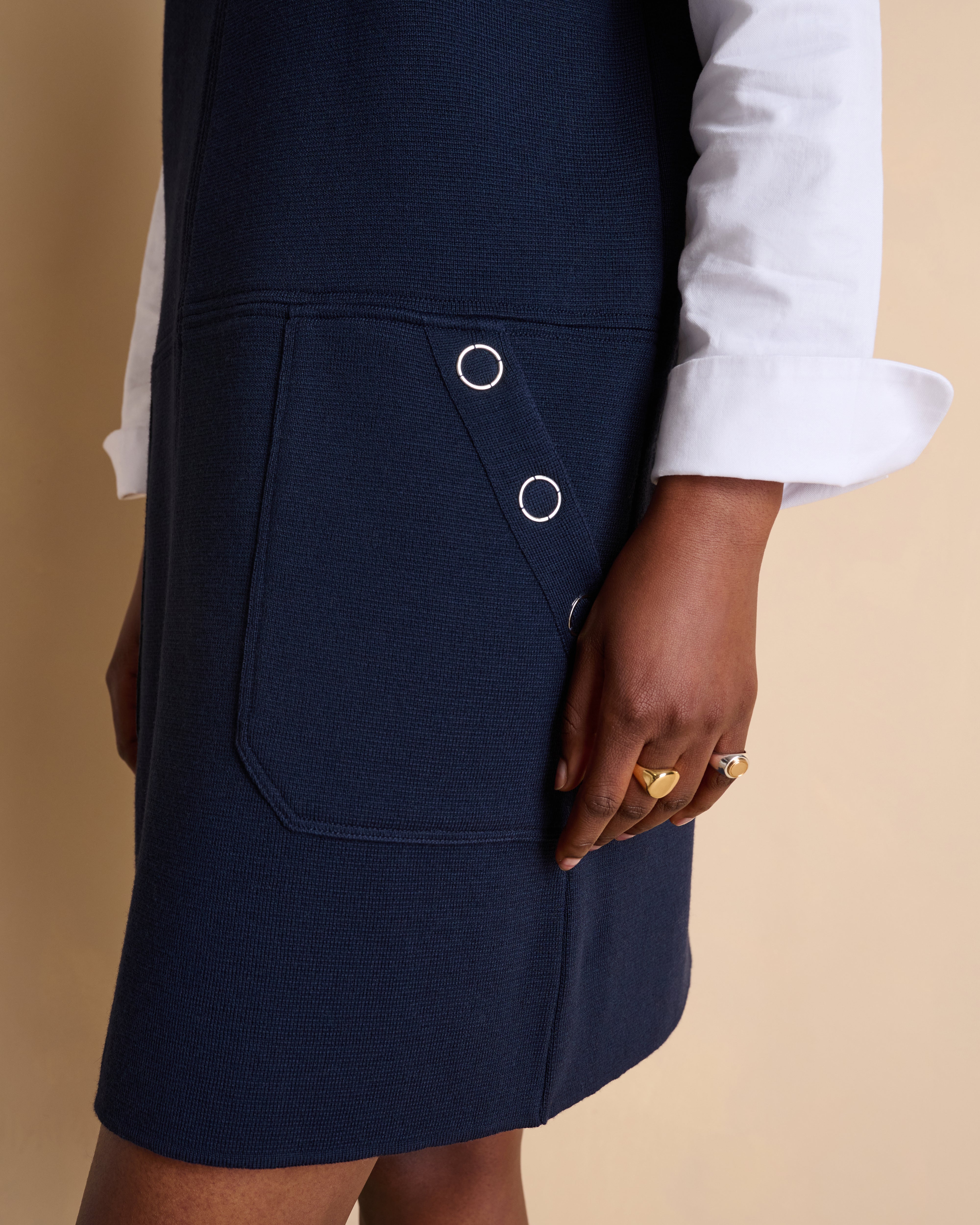 Robe courte bleu marine en laine sans manches col V