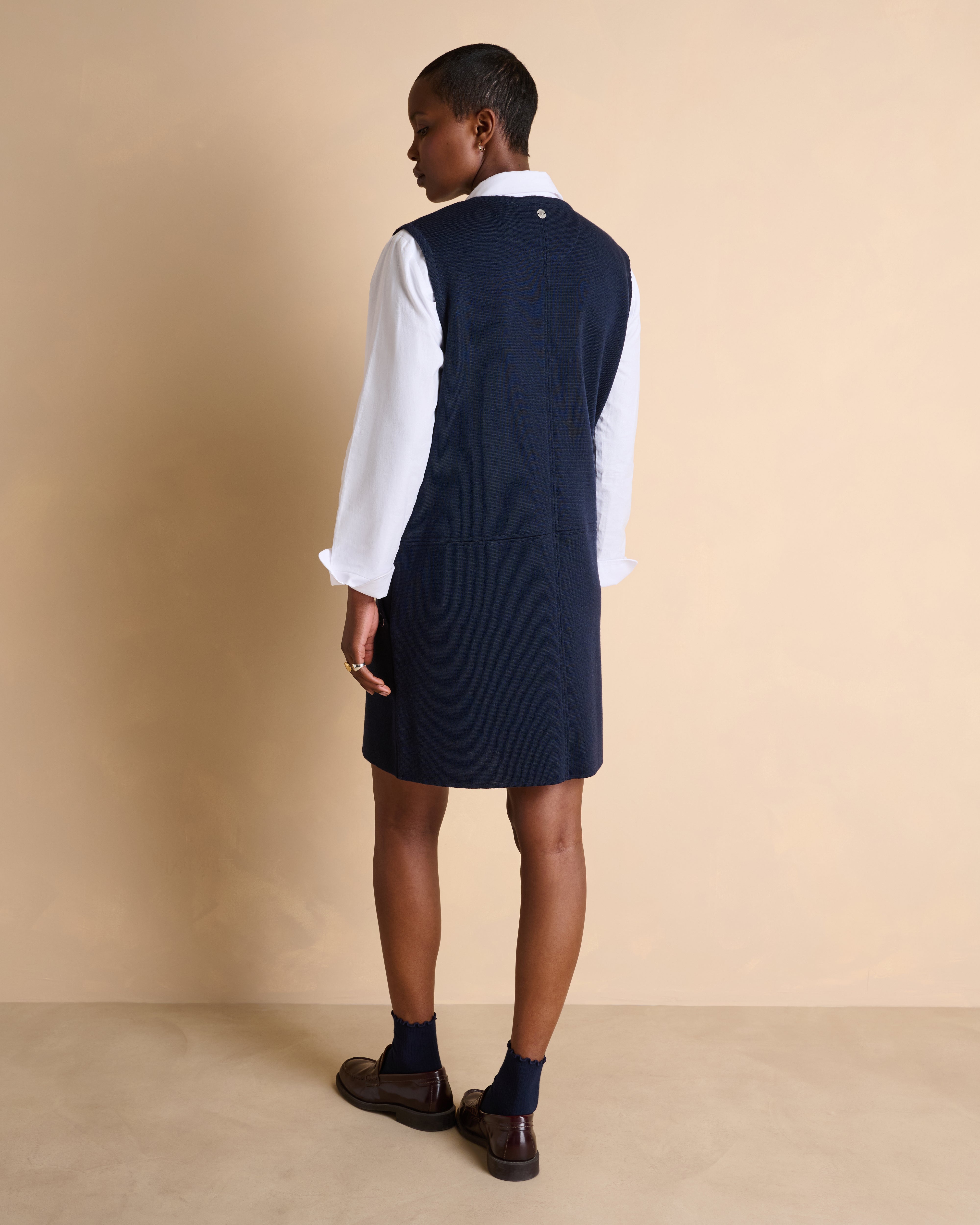 Robe courte bleu marine en laine sans manches col V