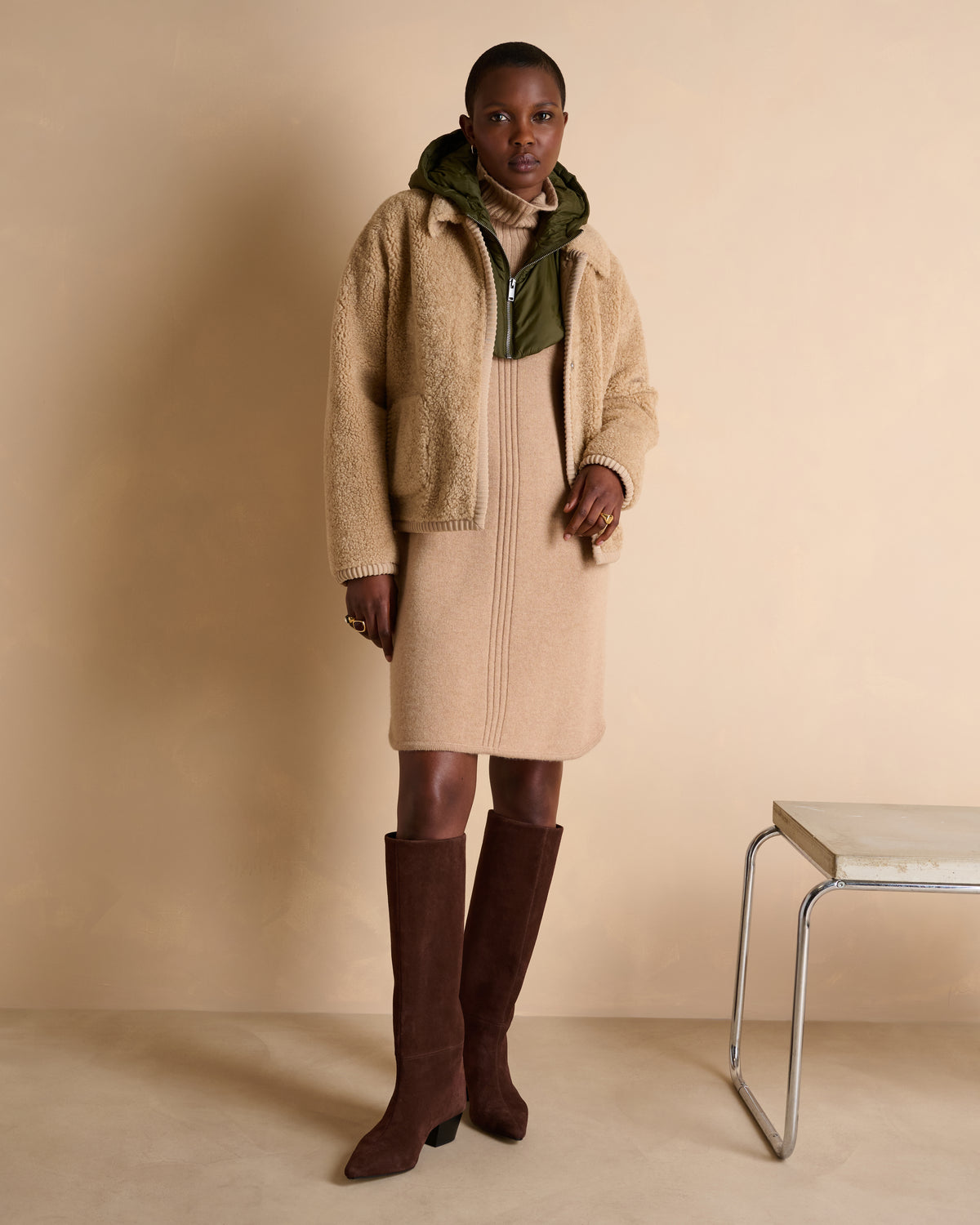 Robe courte beige col montant manches longues en laine et cachemire