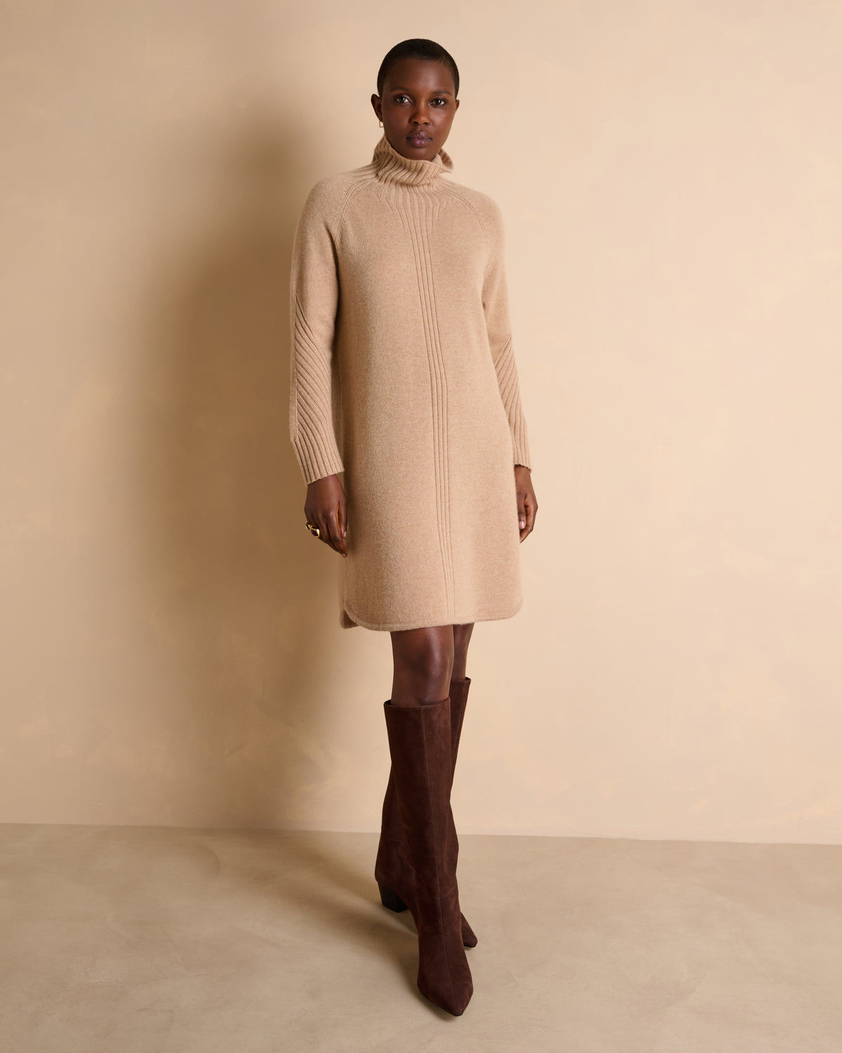 Robe courte beige col montant manches longues en laine et cachemire
