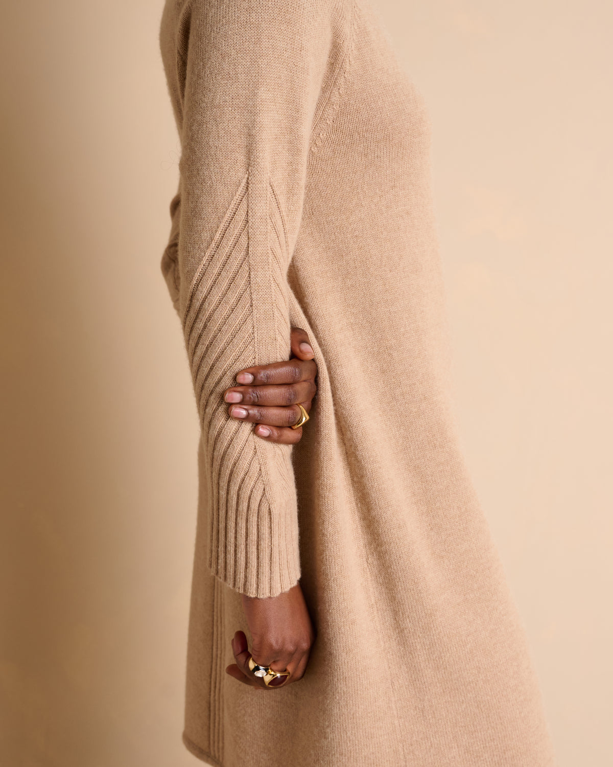 Robe courte beige col montant manches longues en laine et cachemire