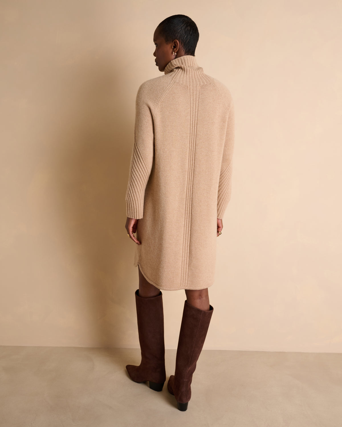 Robe courte beige col montant manches longues en laine et cachemire