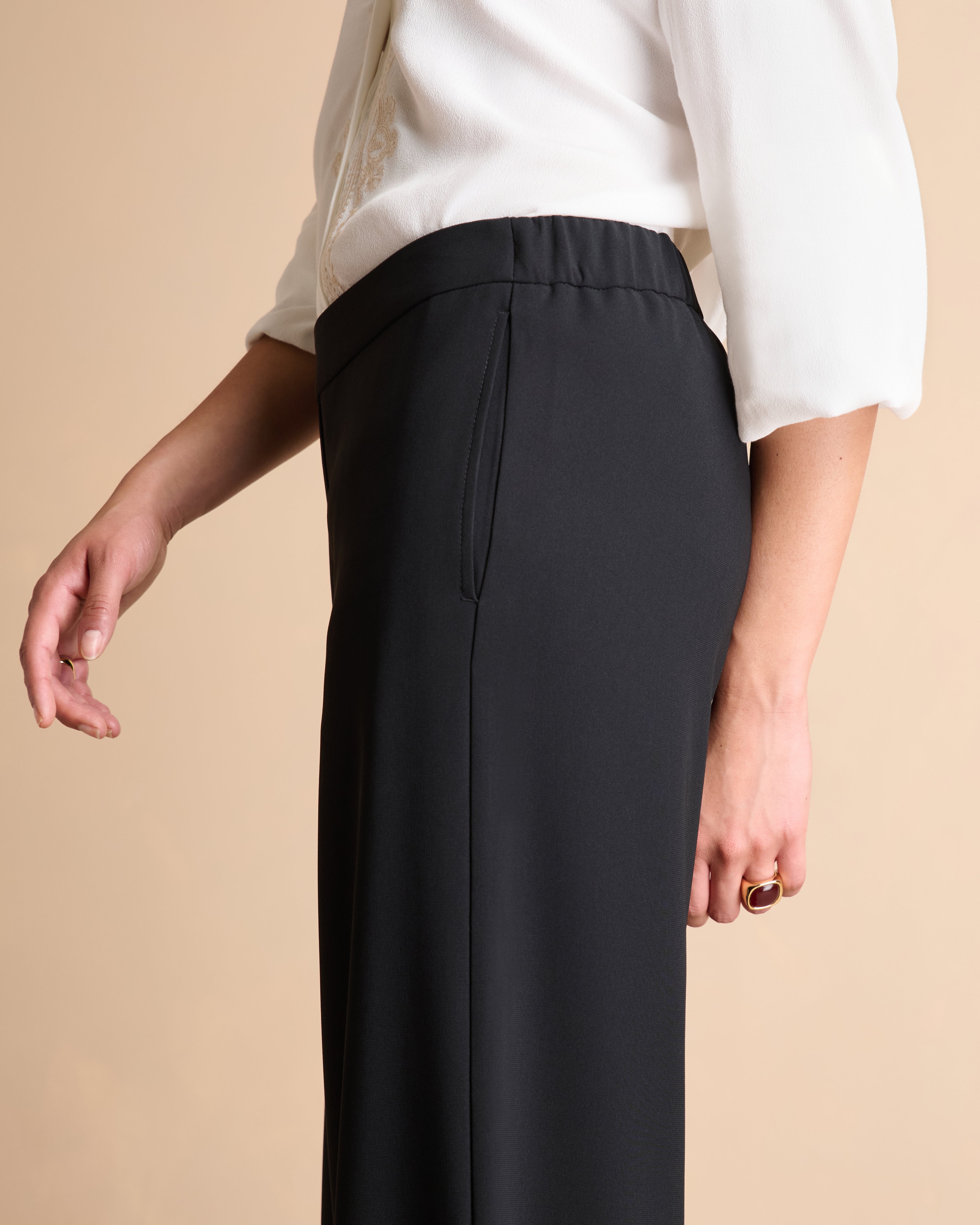 Pantalon noir large en tissu stretch