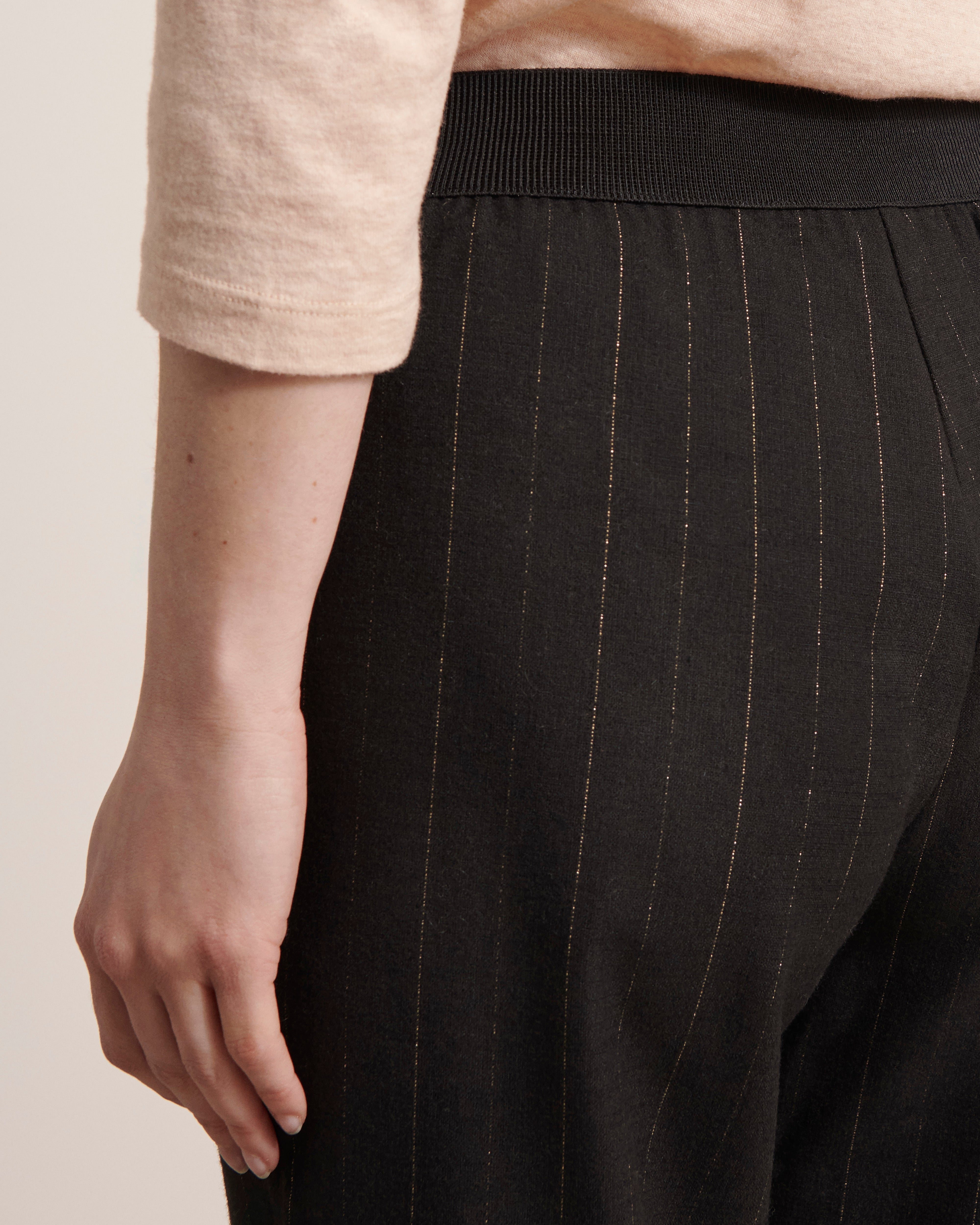 pantalon 7/8 noir avec détail rayures lurex dorées