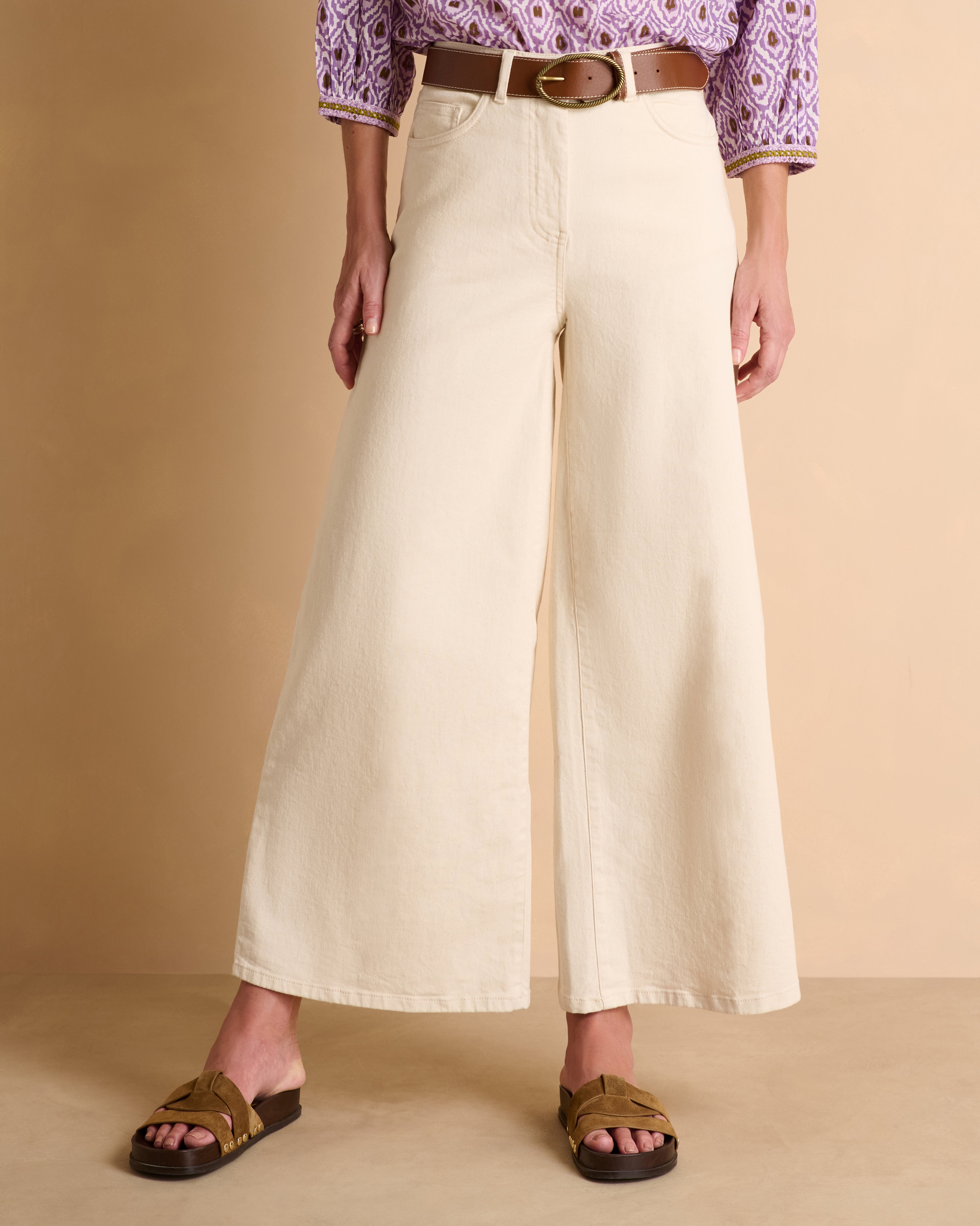 Jeans large 7/8e beige en sergé de coton stretch
