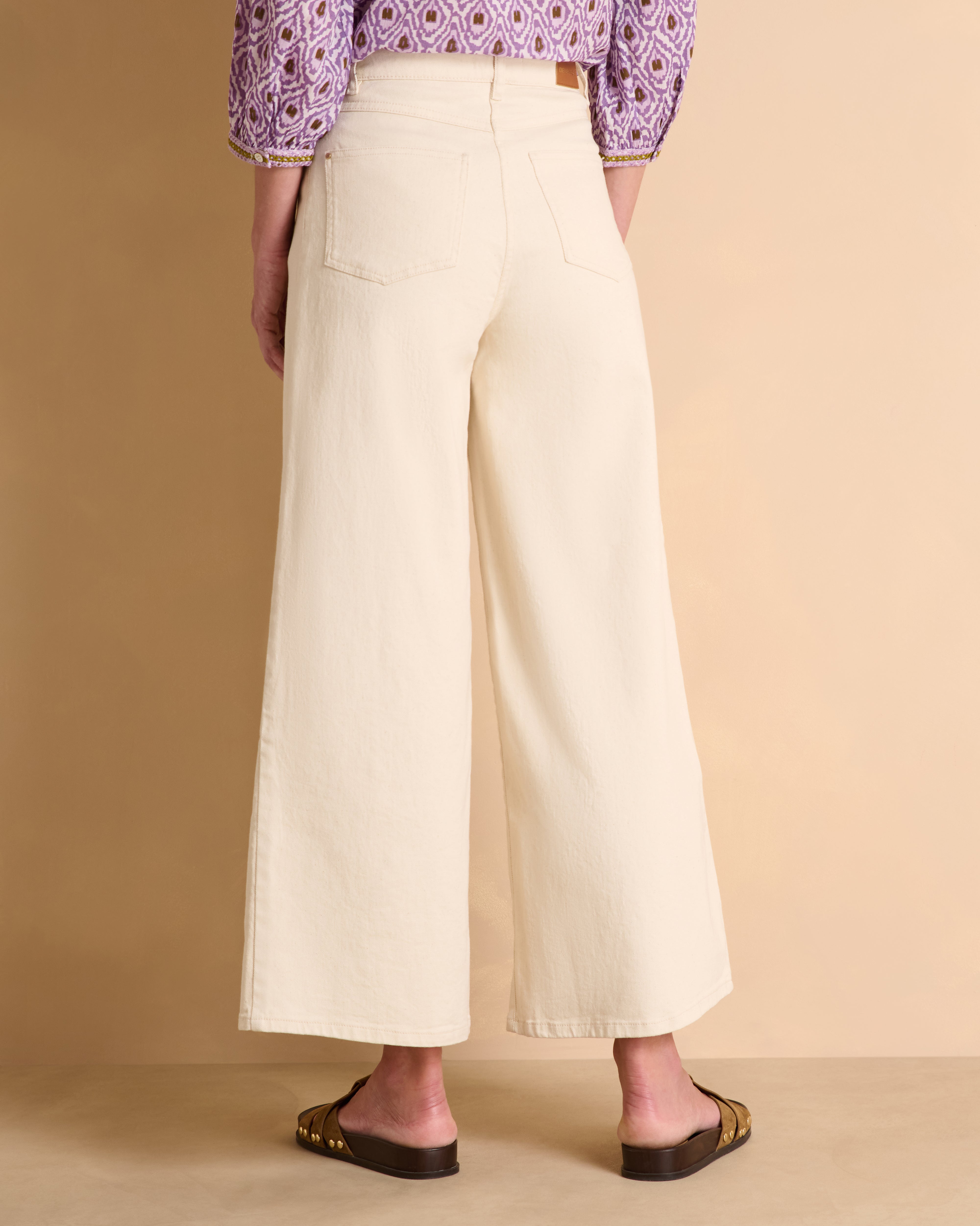 Jeans large 7/8e beige en sergé de coton stretch
