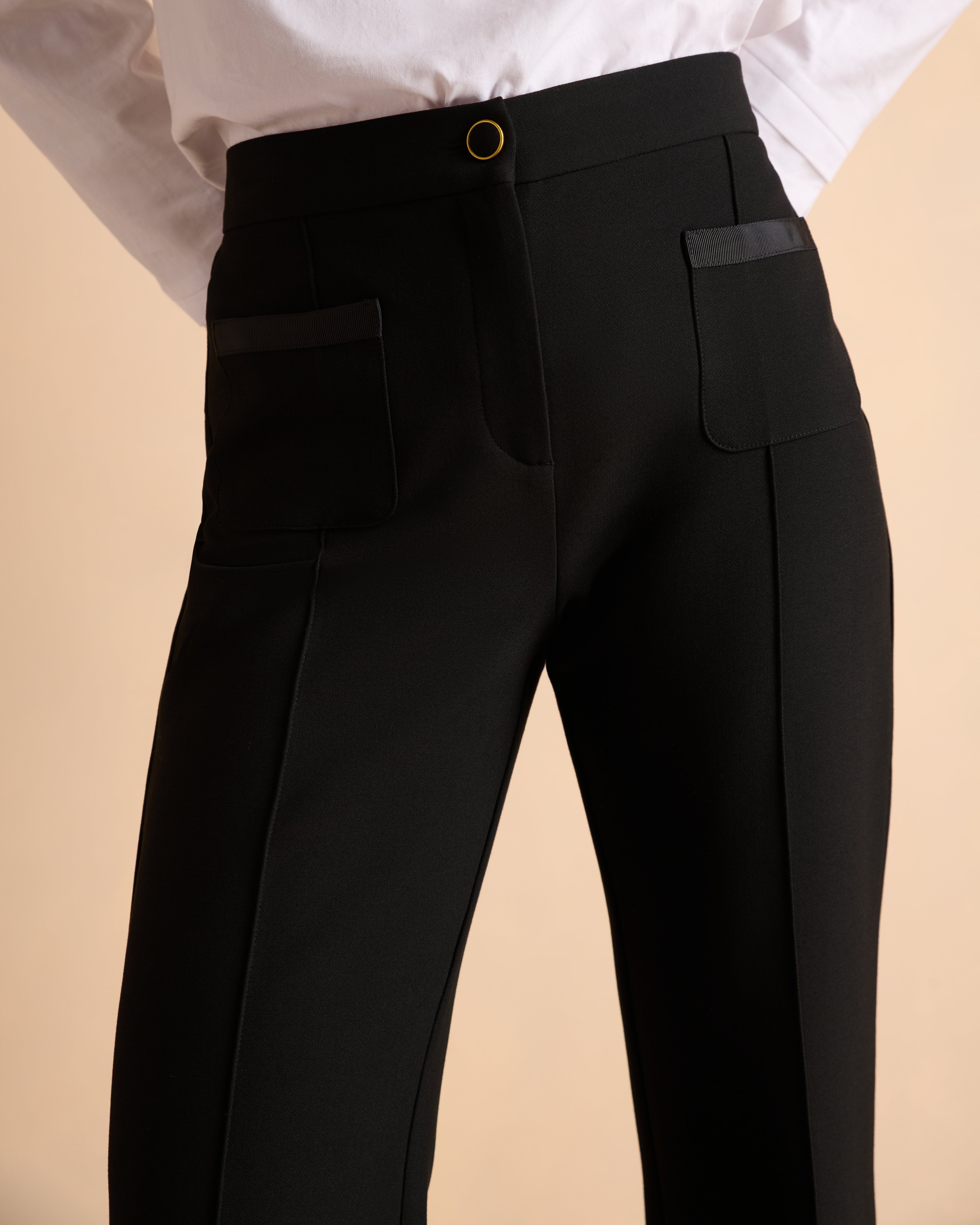 Pantalon noir large et droit nervuré en tissu stretch
