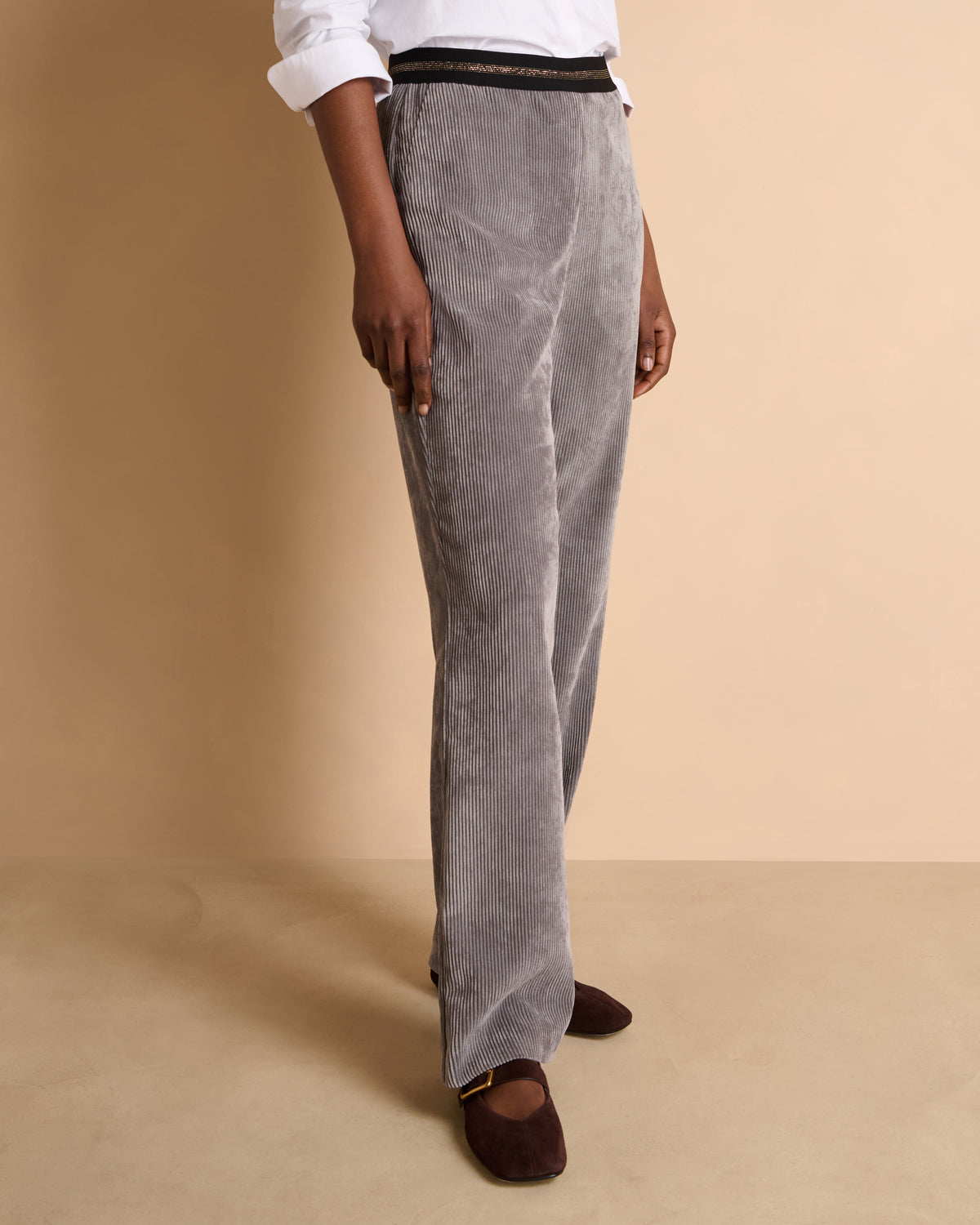 Pantalon gris droit ceinture élastiquée en velours