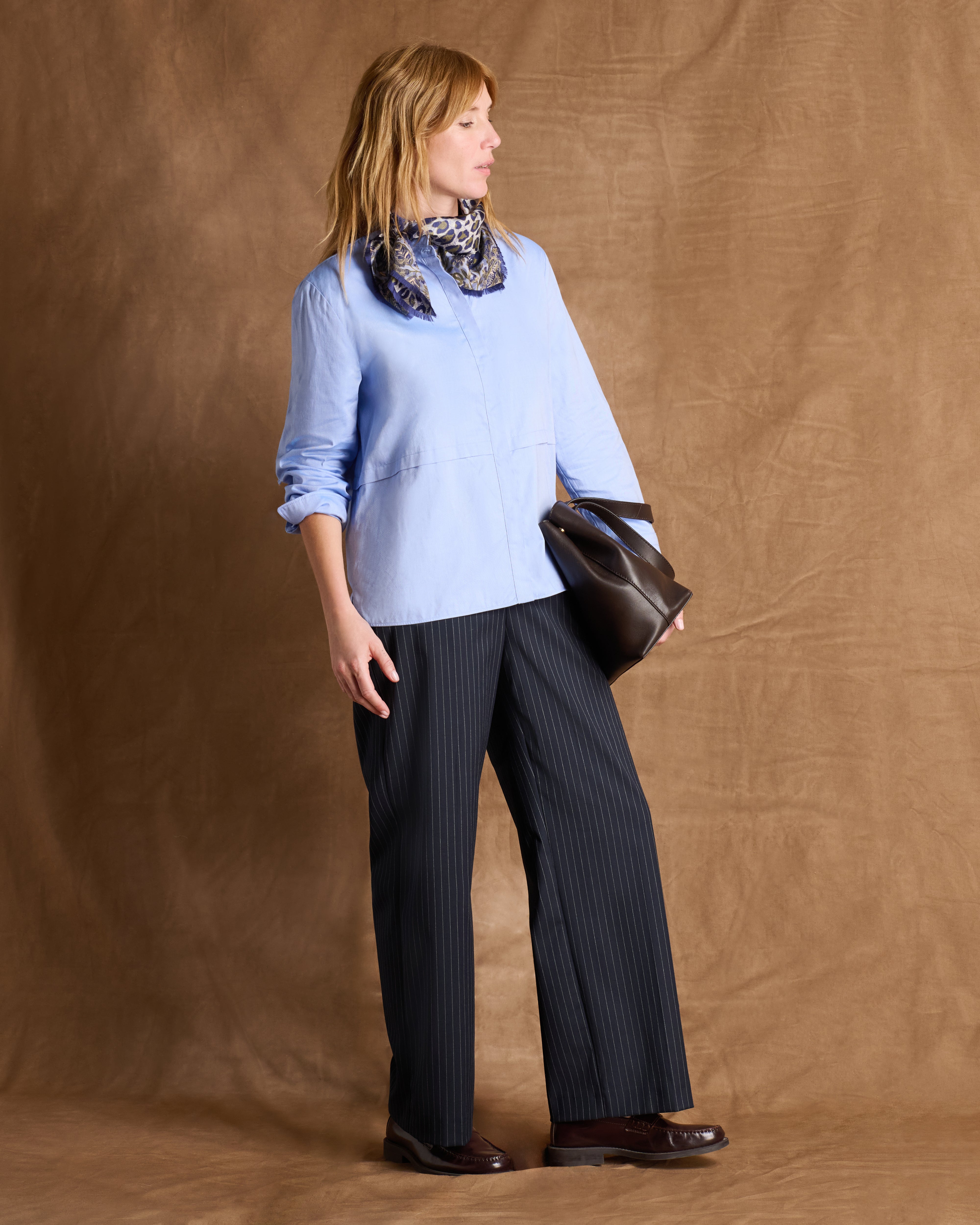 Pantalon bleu marine droit et large à rayures en tissu stretch