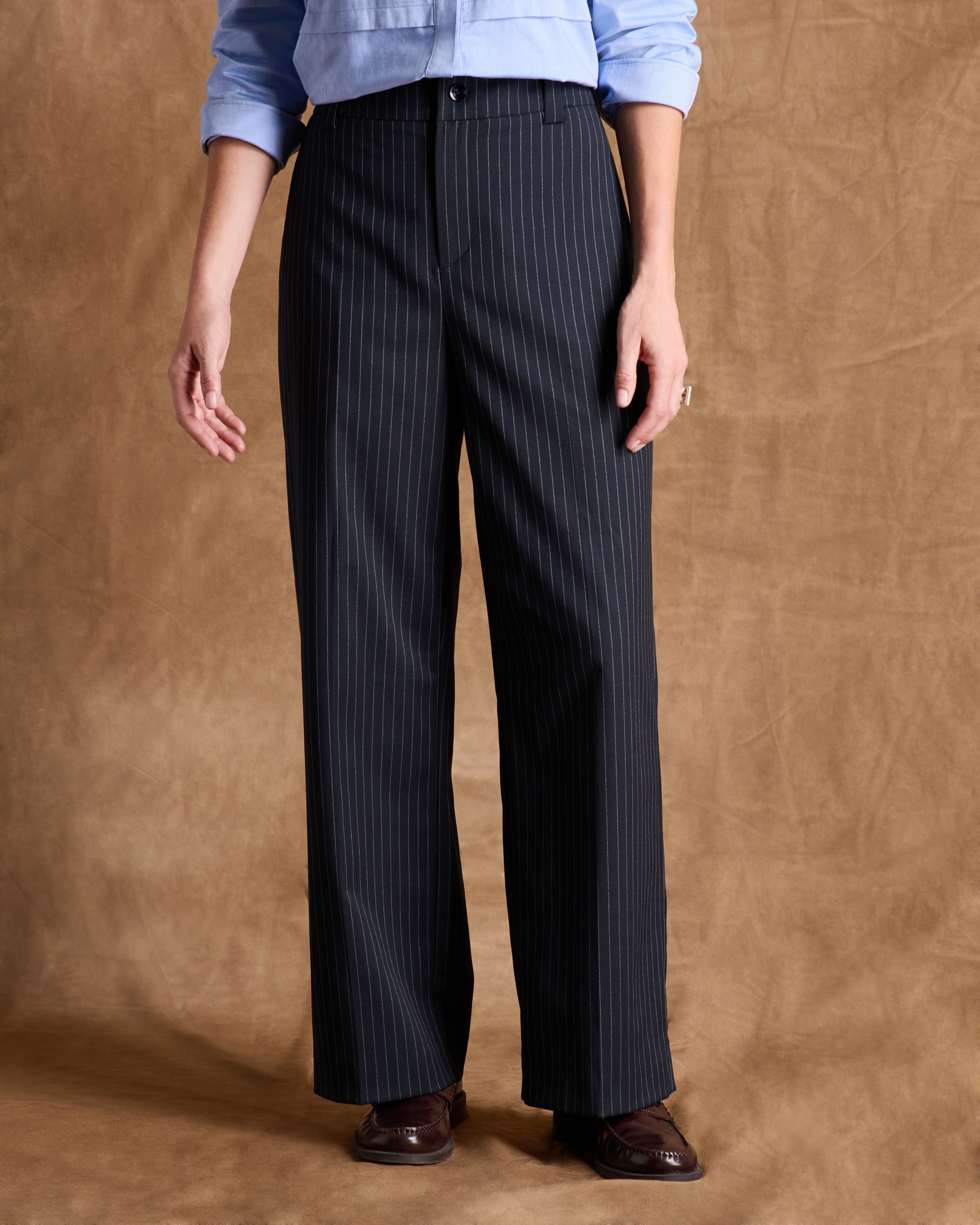 Pantalon bleu marine droit et large à rayures en tissu stretch