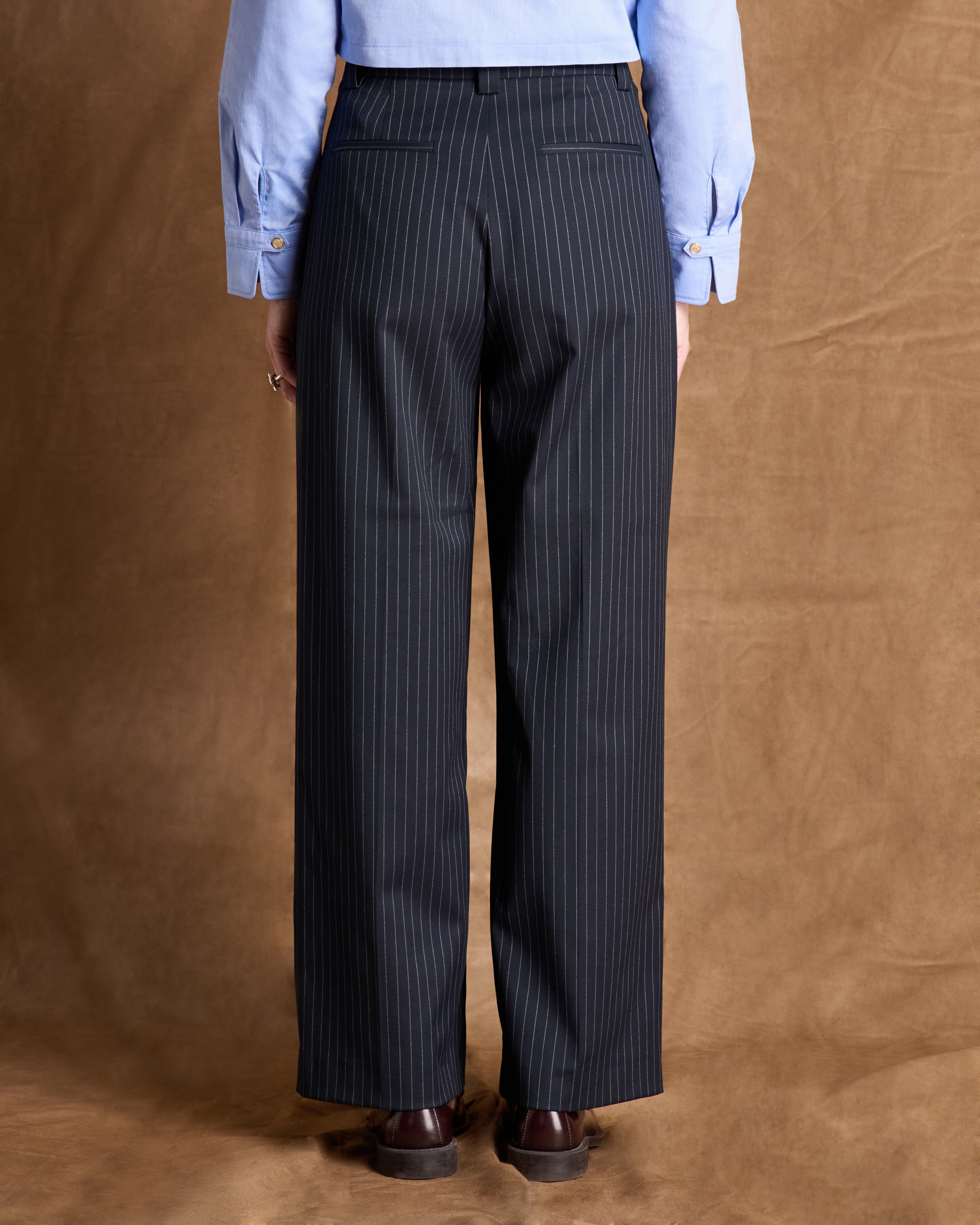 Pantalon bleu marine droit et large à rayures en tissu stretch