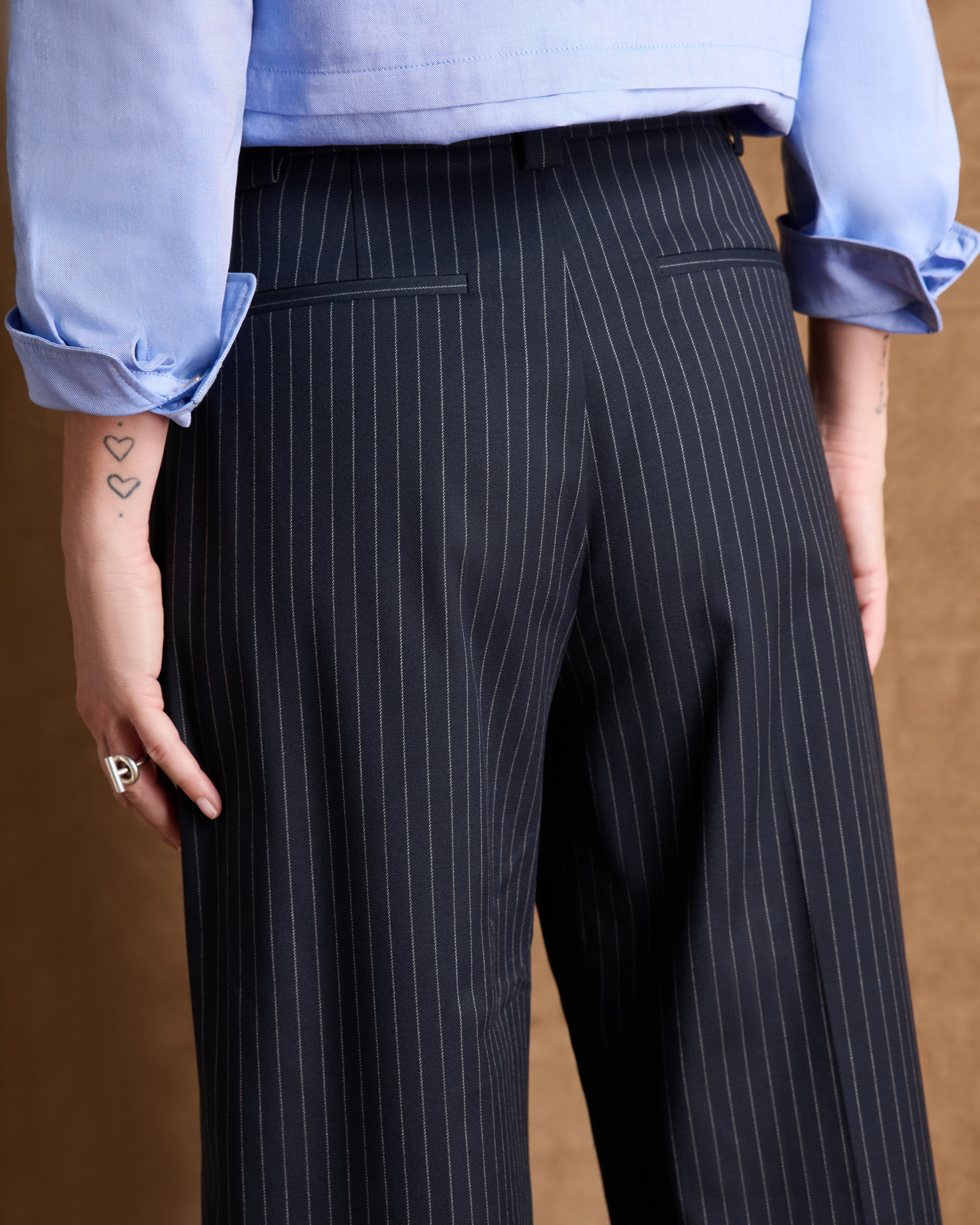 Pantalon bleu marine droit et large à rayures en tissu stretch