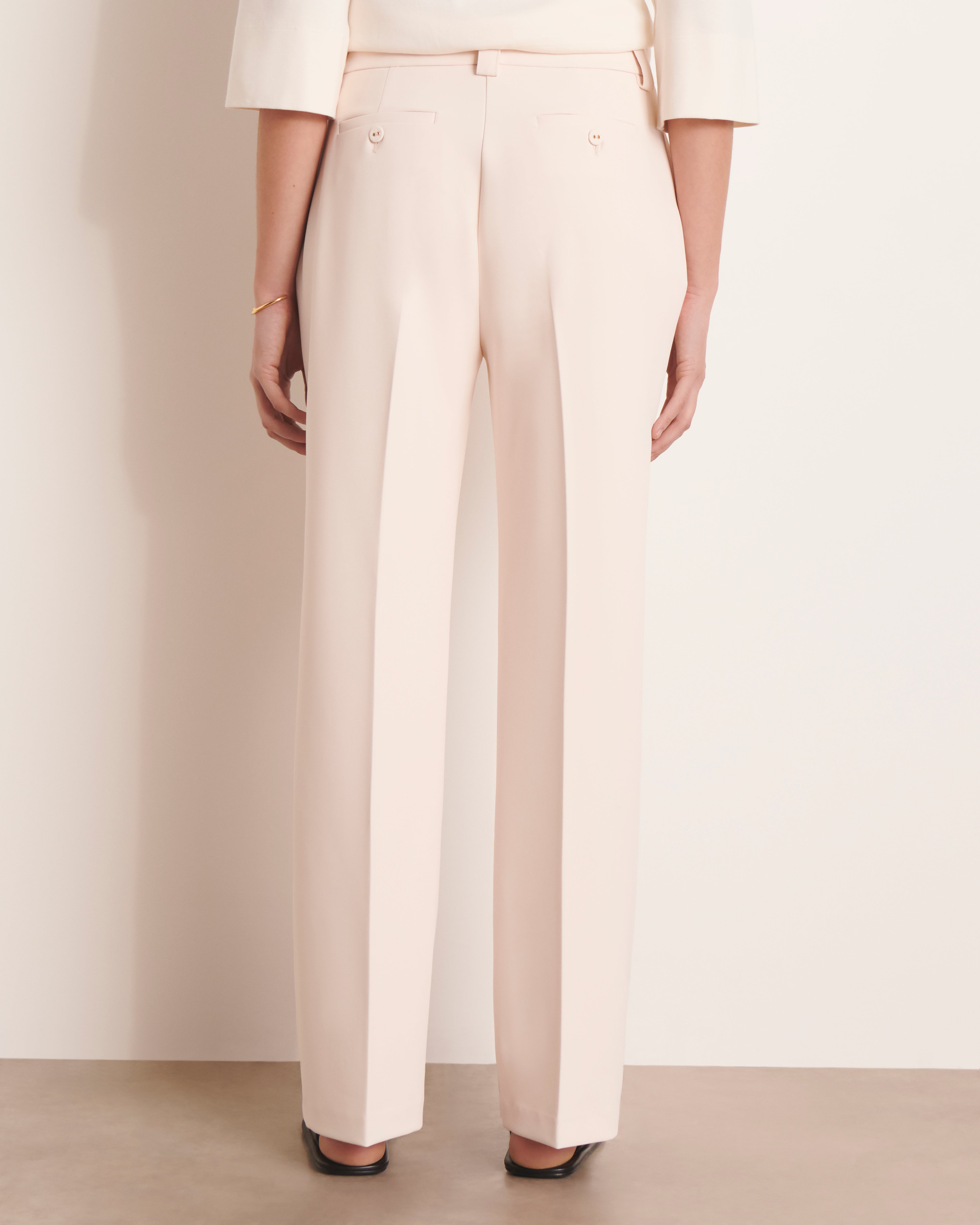 pantalon large et droit blanc cassé pliure sur la jambe