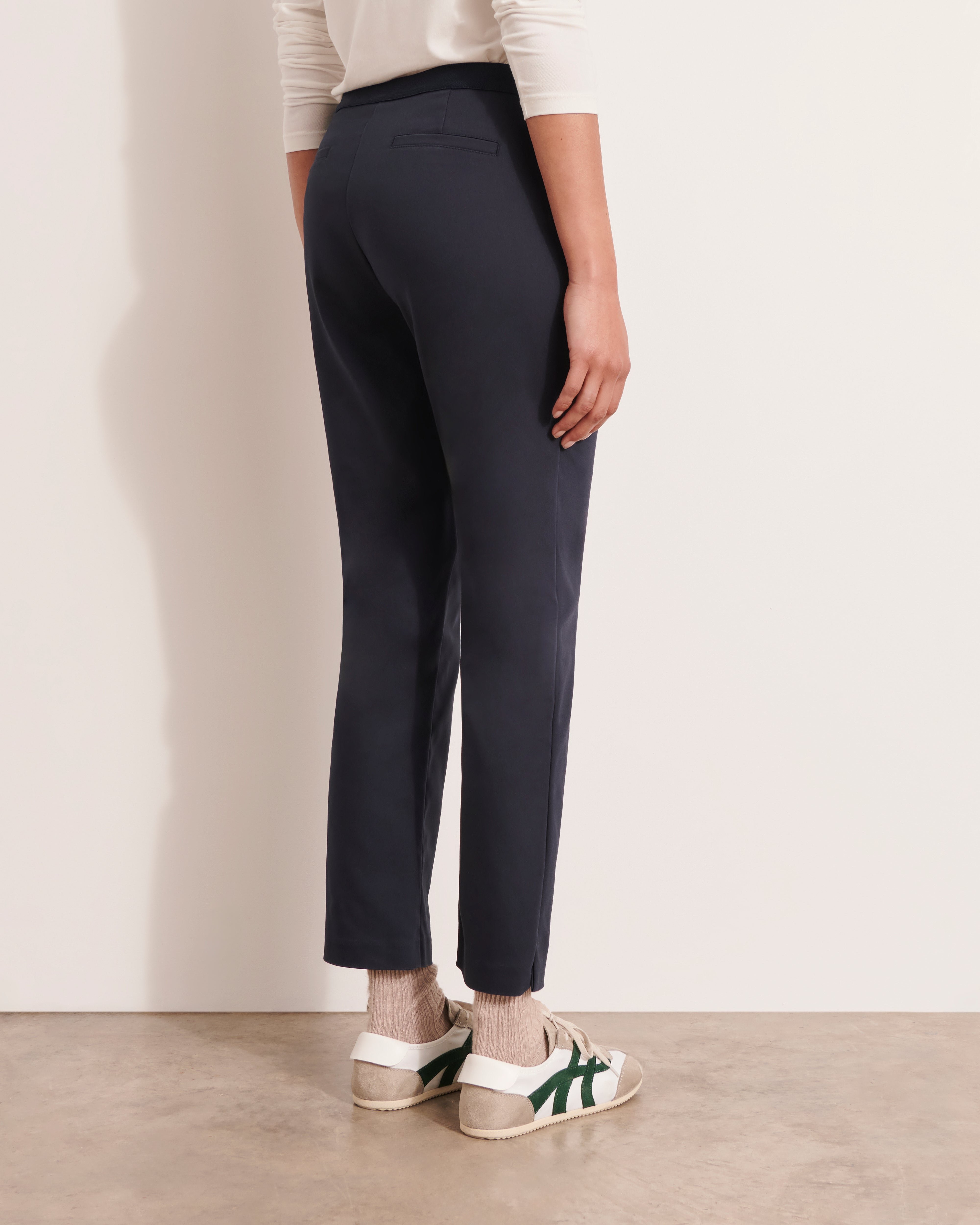 pantalon 7/8 en satin de coton stretch bleu marine détail boutons