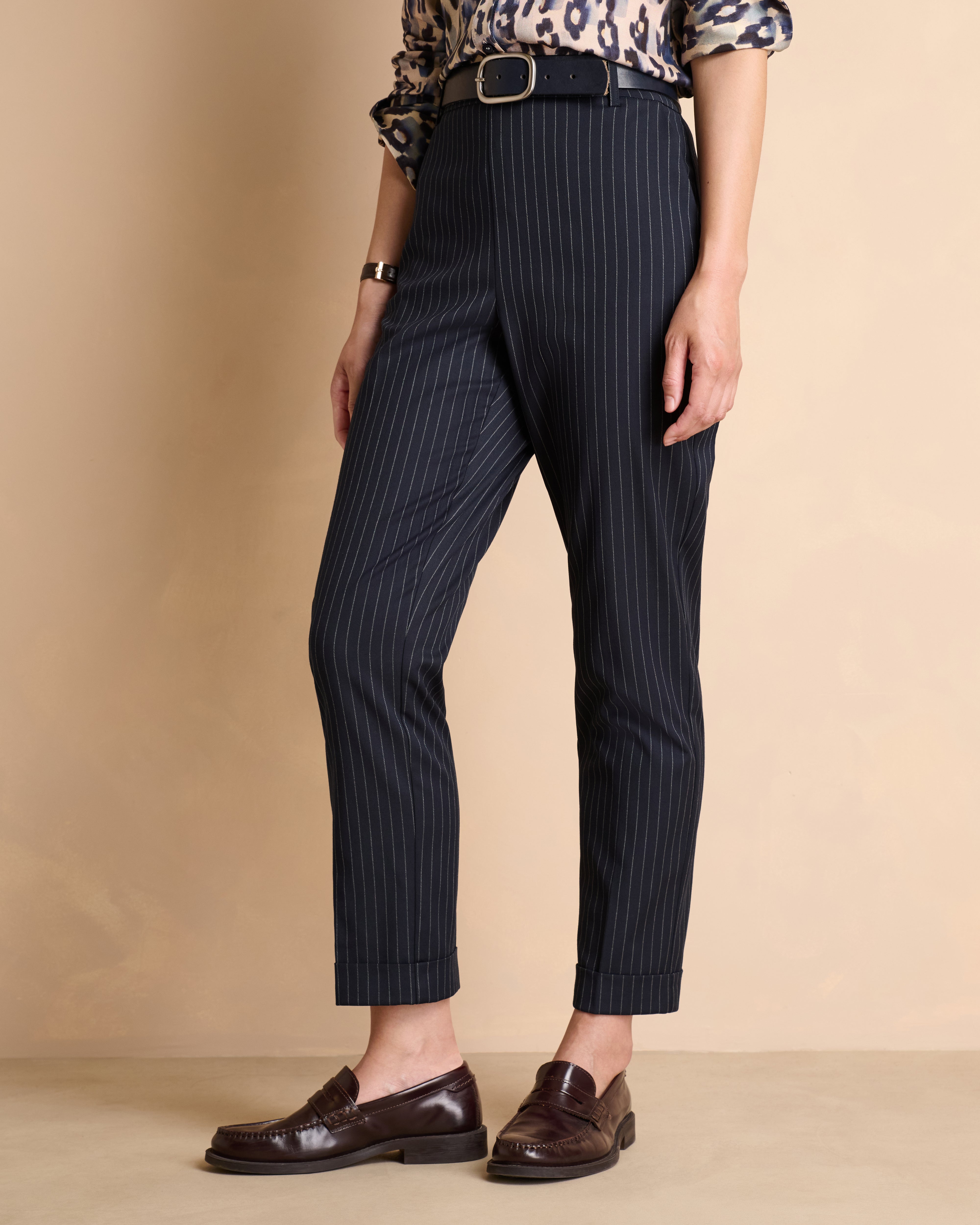 Pantalon bleu marine 7/8e droit à rayures en tissu stretch