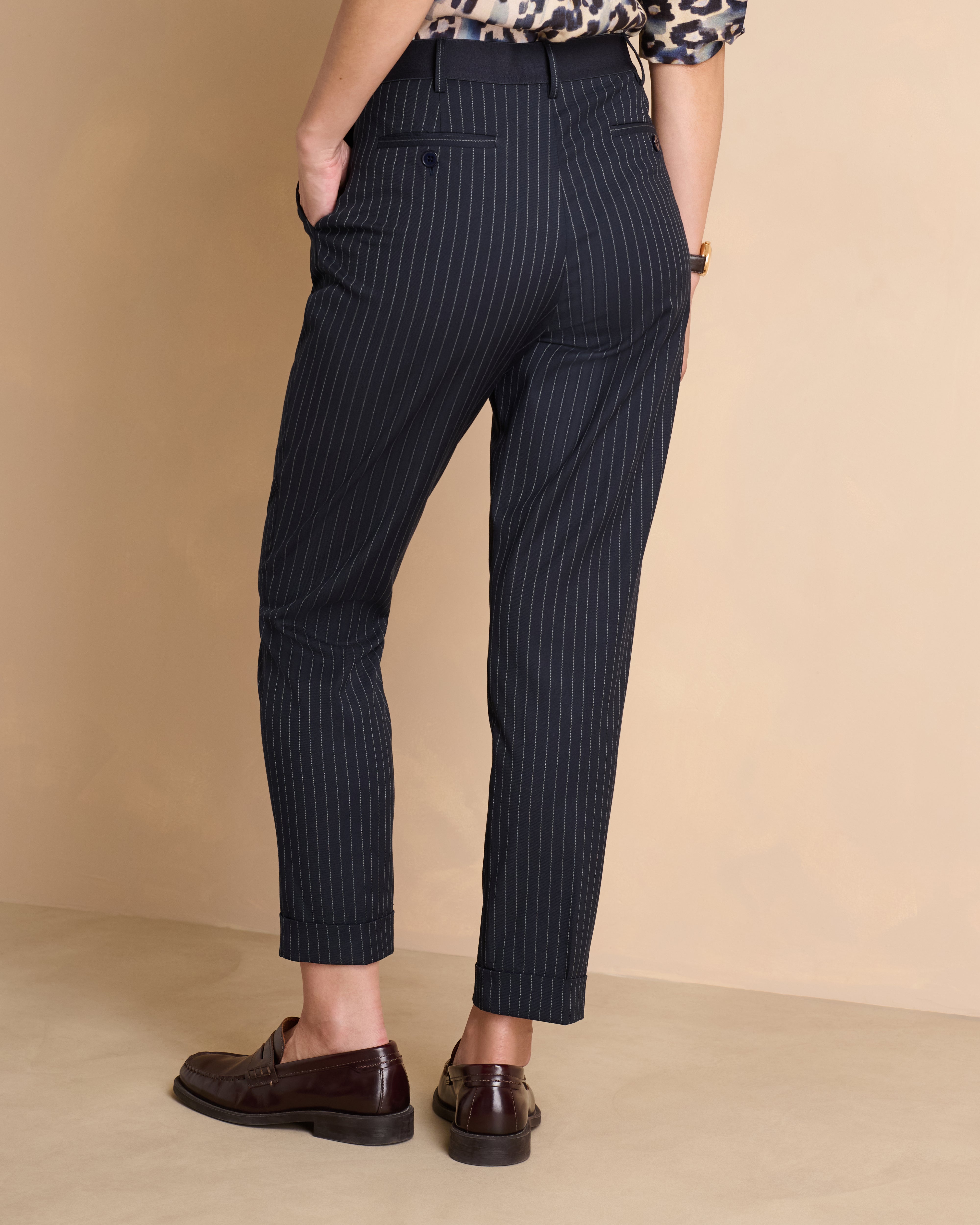 Pantalon bleu marine 7/8e droit à rayures en tissu stretch