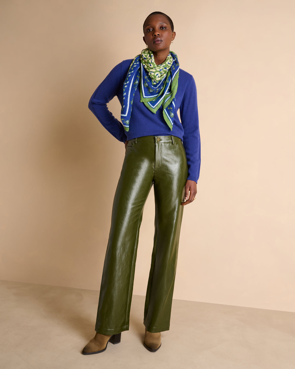 Pantalon vert droit et large en faux cuir stretch