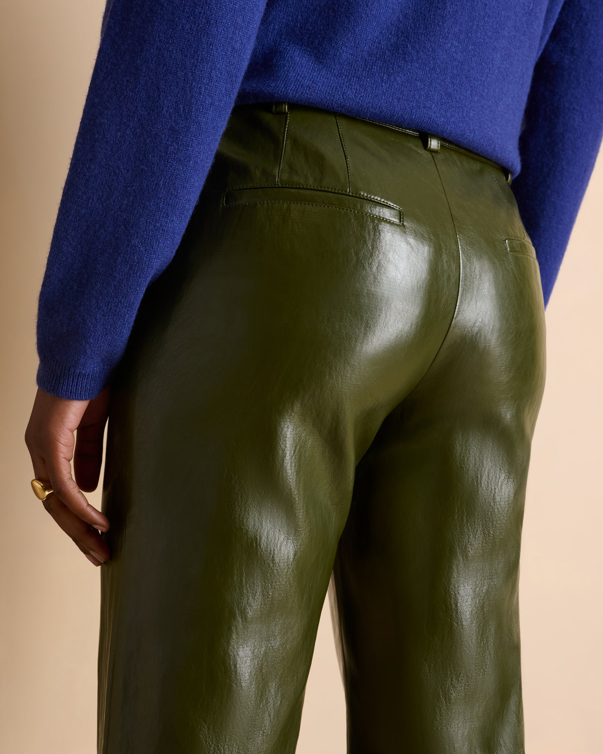 Pantalon vert droit et large en faux cuir stretch