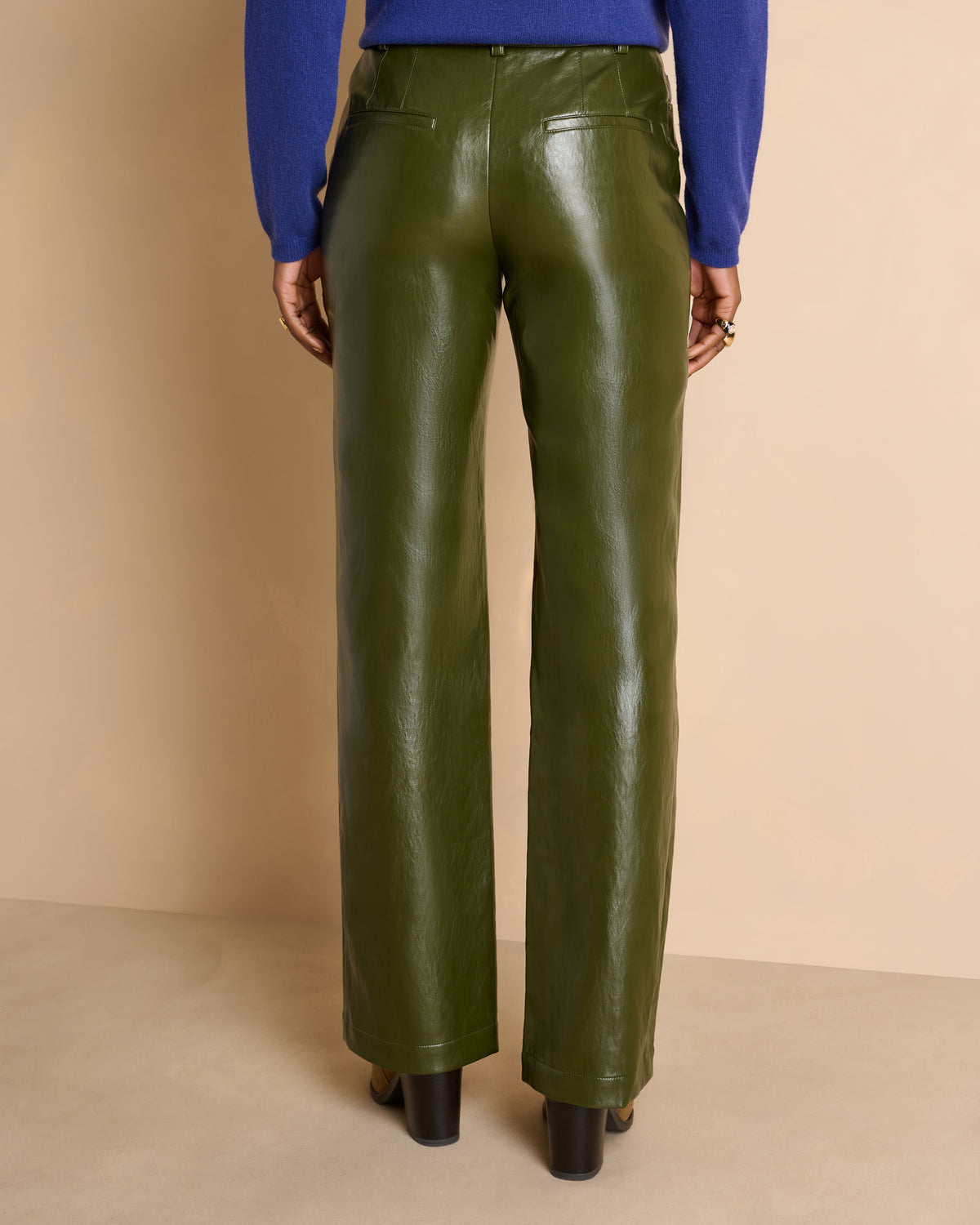 Pantalon vert droit et large en faux cuir stretch