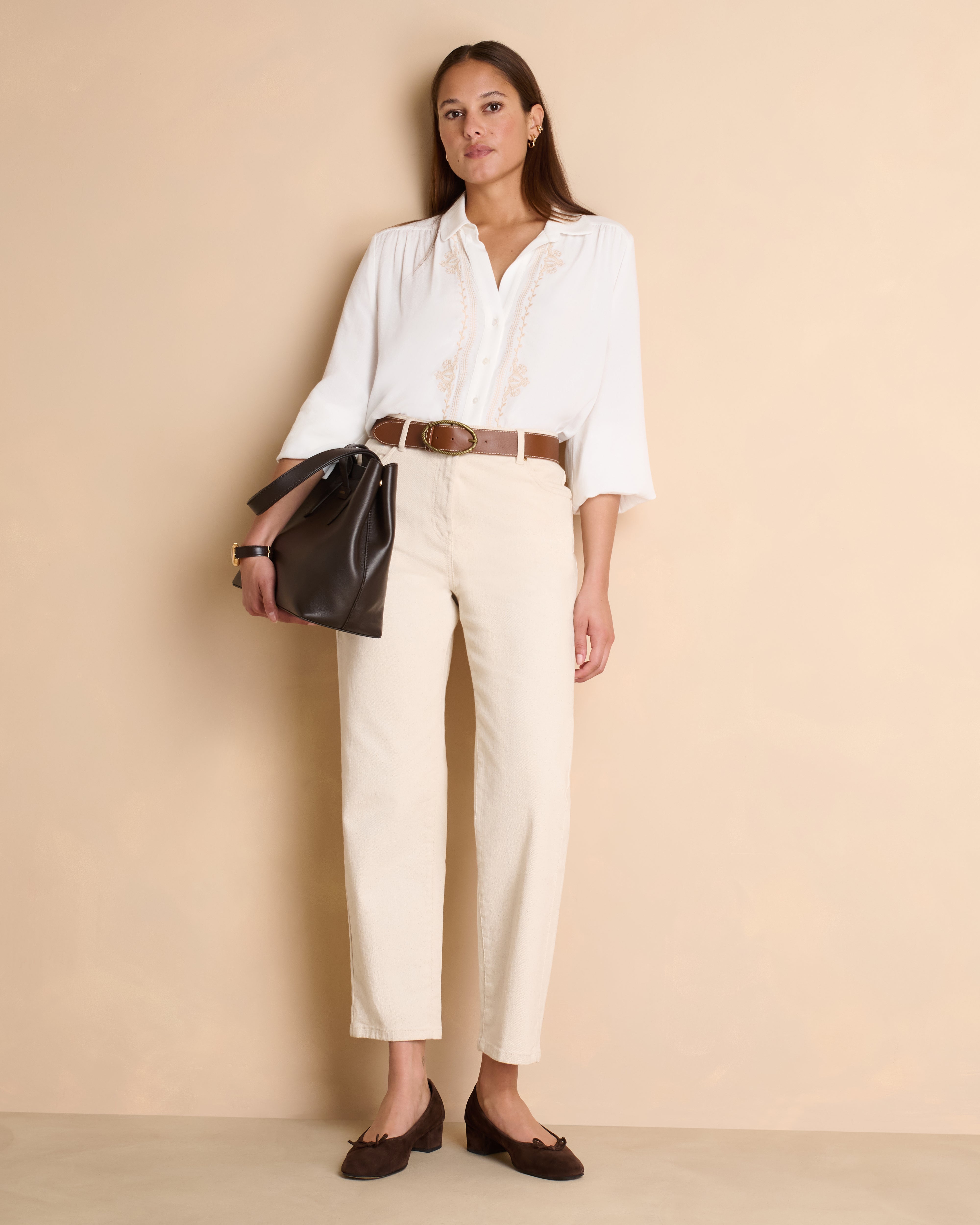 Pantalon beige coupe mom en sergé de coton stretch moucheté