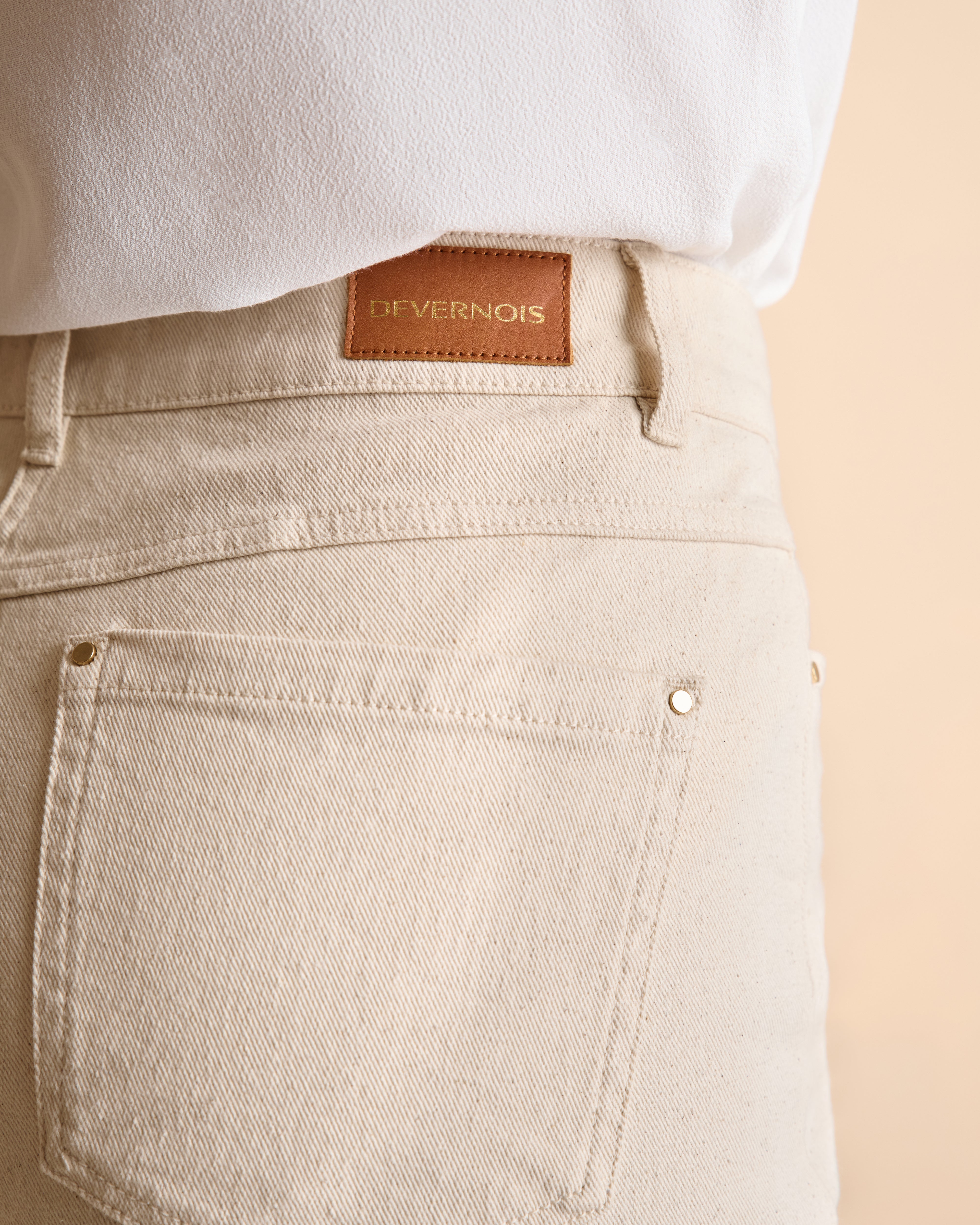 Pantalon beige coupe mom en sergé de coton stretch moucheté