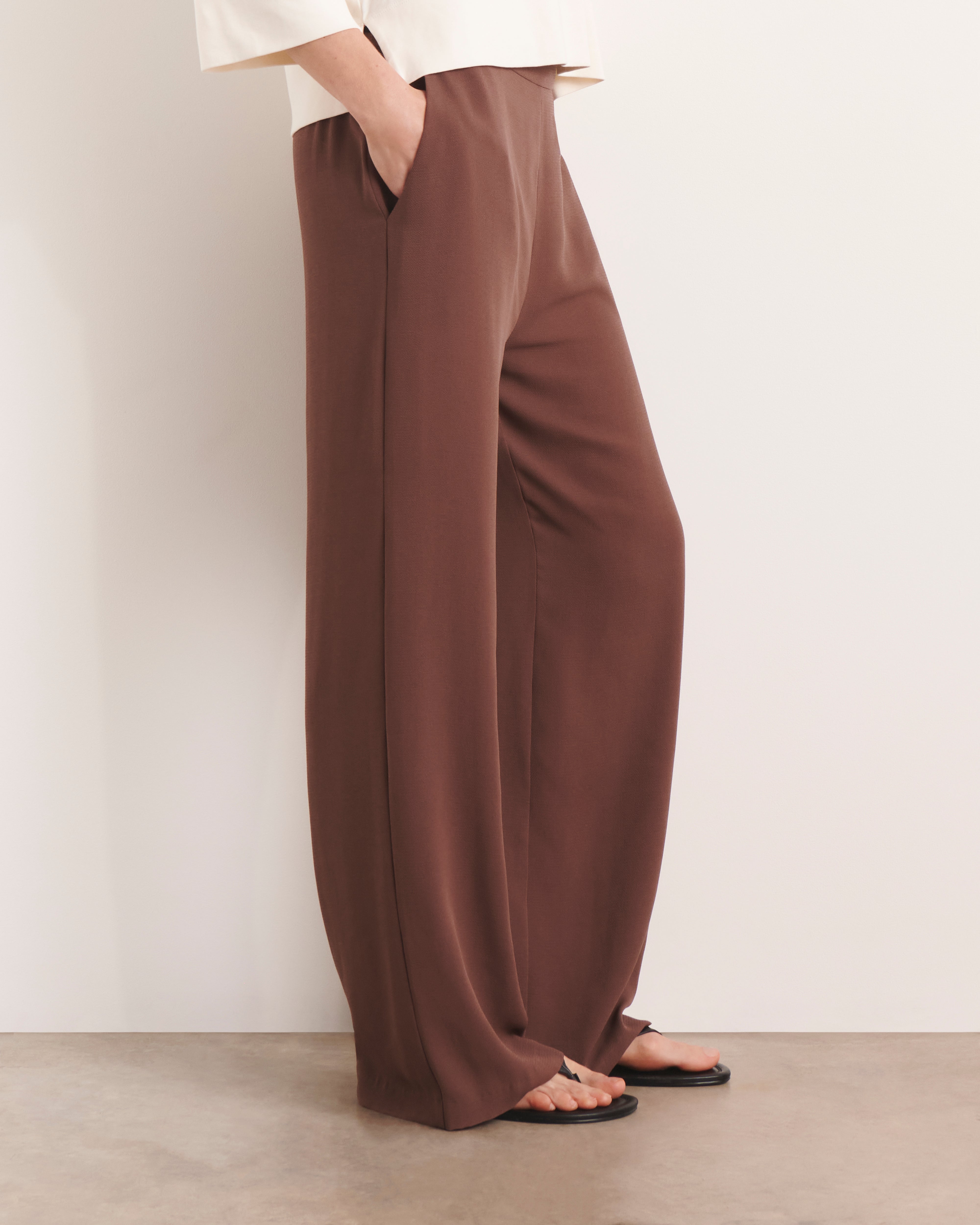 pantalon large en crepe fluide coloris marron cigare
