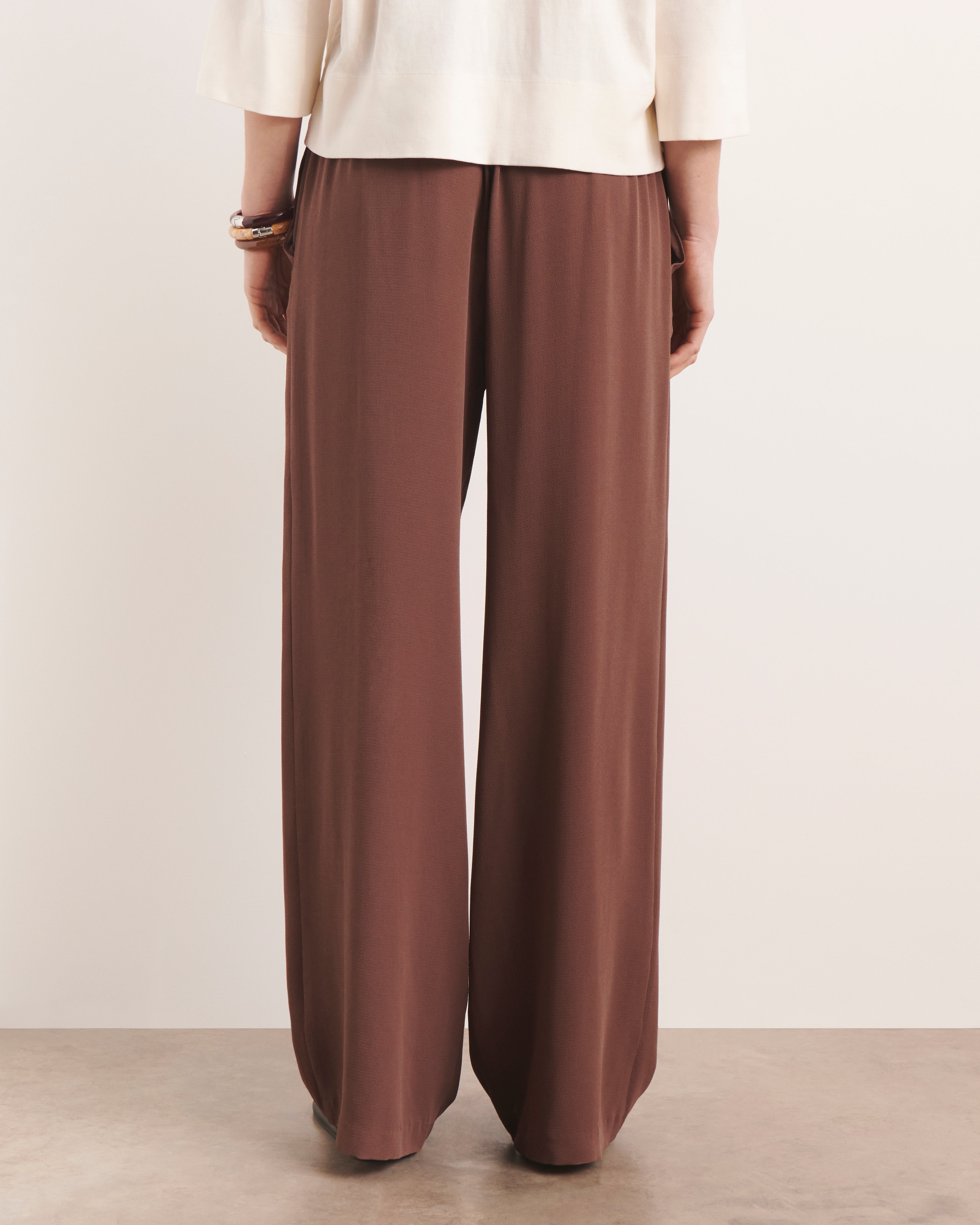 pantalon large en crepe fluide coloris marron cigare