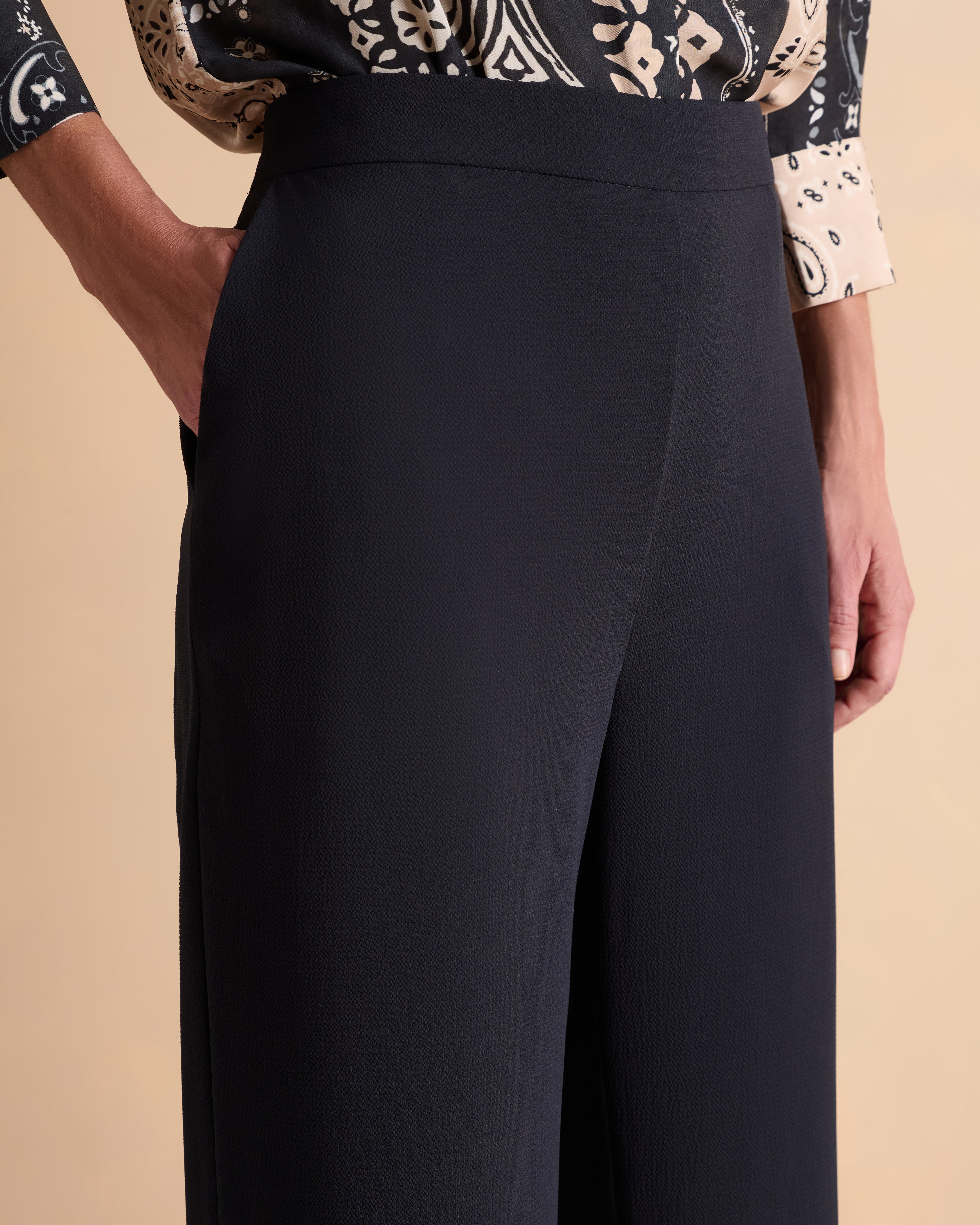 Pantalon noir large et fluide PORTOROSSO14/14019/500