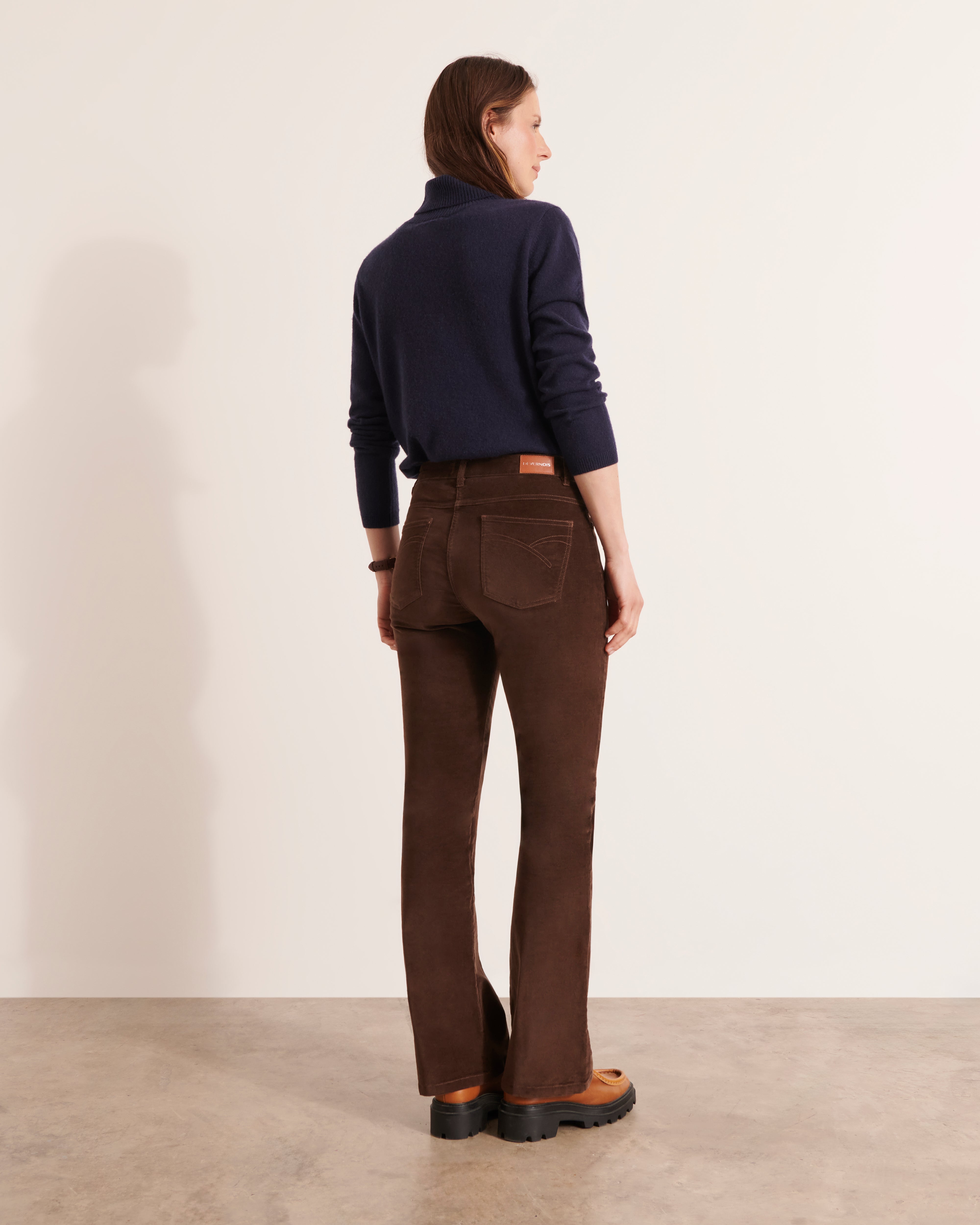 pantalon flare en velours ras stretch marron