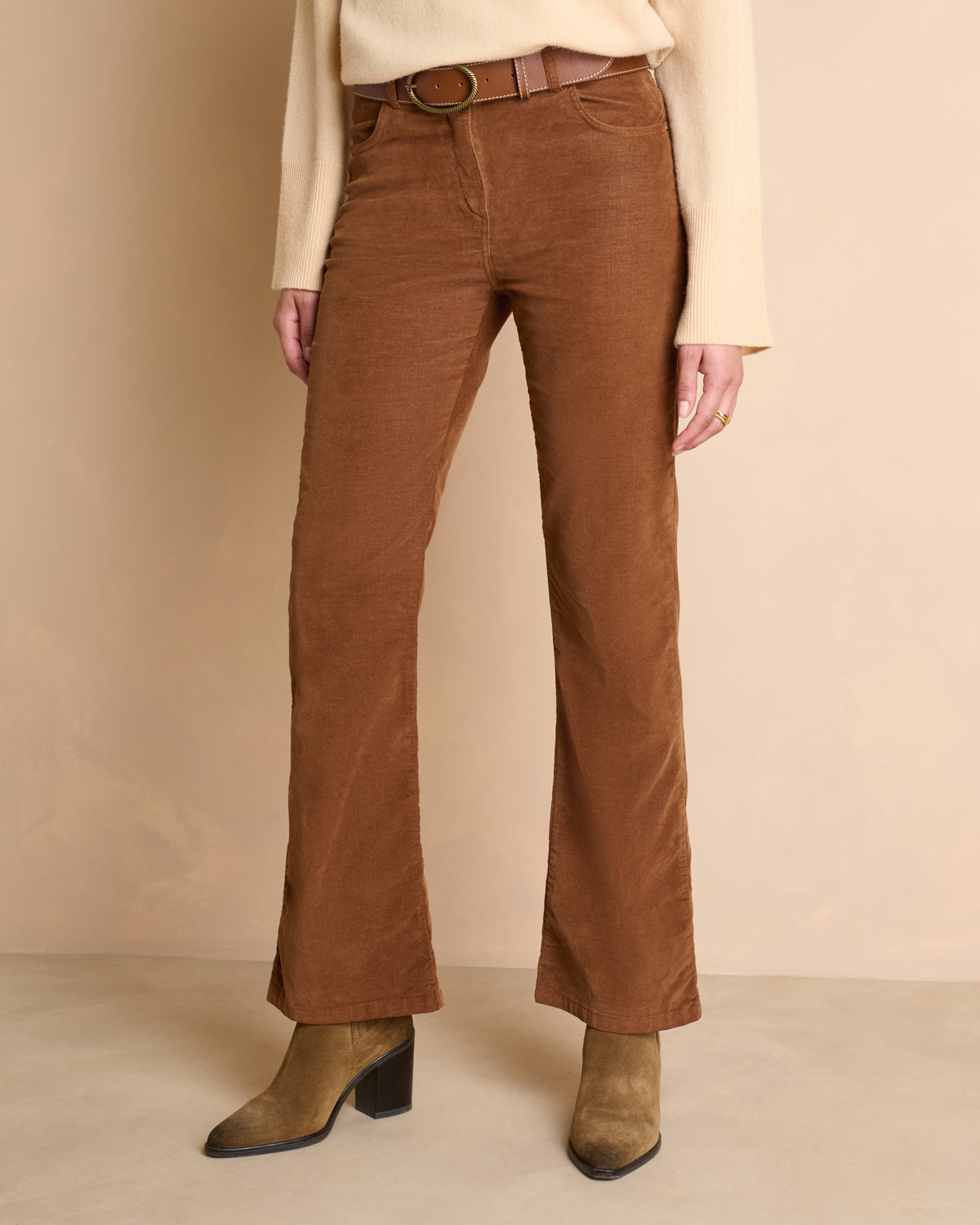 Pantalon marron coupe flare en velours ras