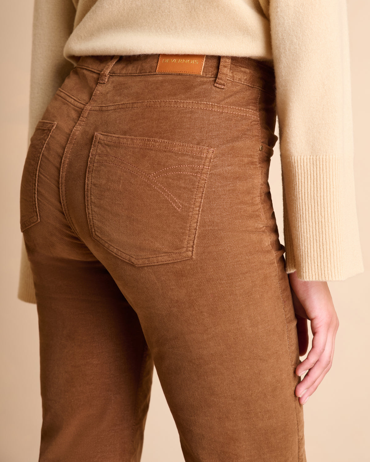 Pantalon marron coupe flare en velours ras