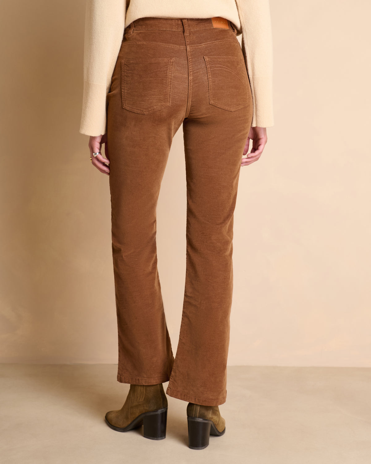 Pantalon marron coupe flare en velours ras
